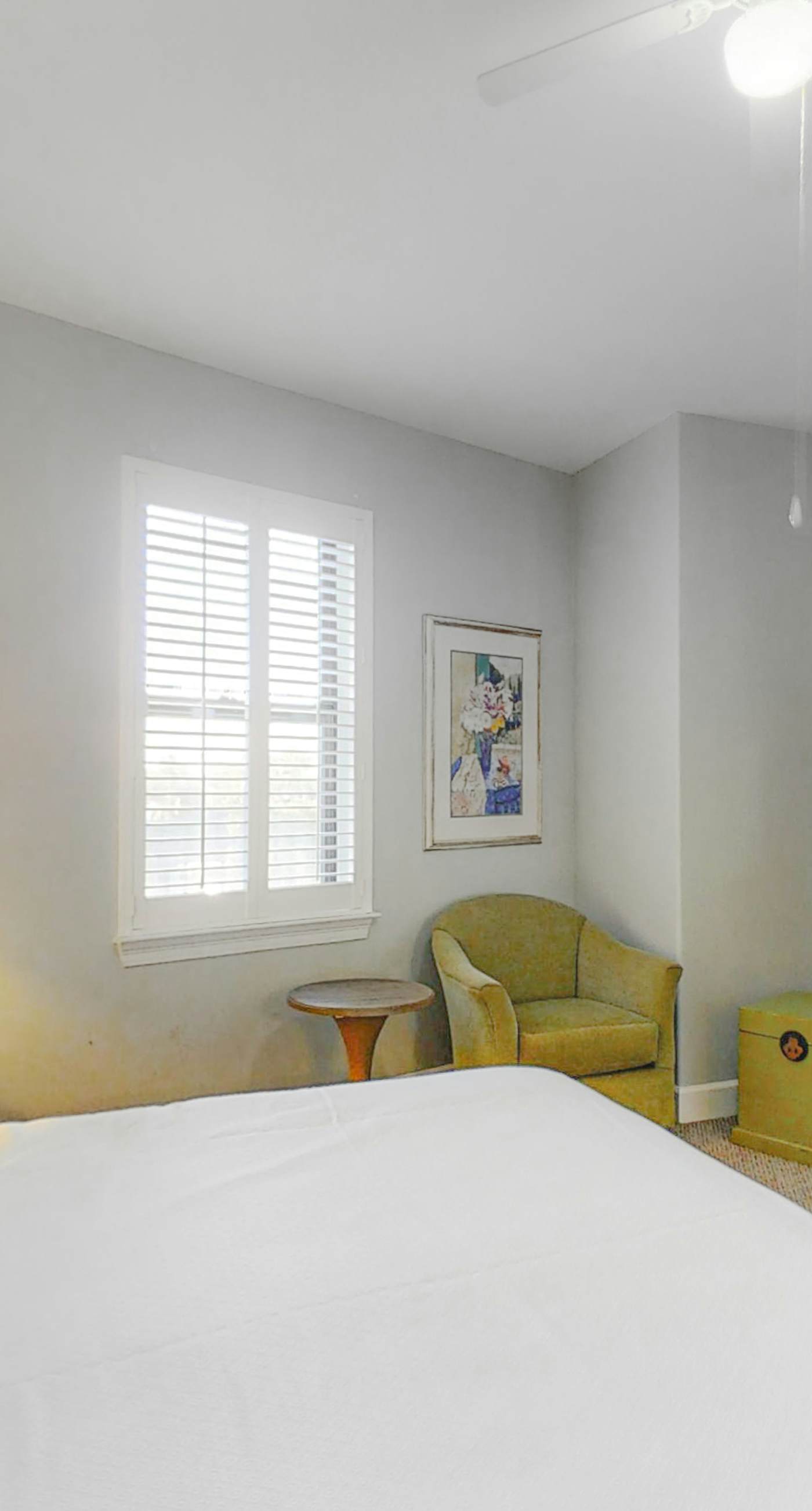 Sunny, oceanfront condo with balcony, pool, hot tub, gym, sauna & view