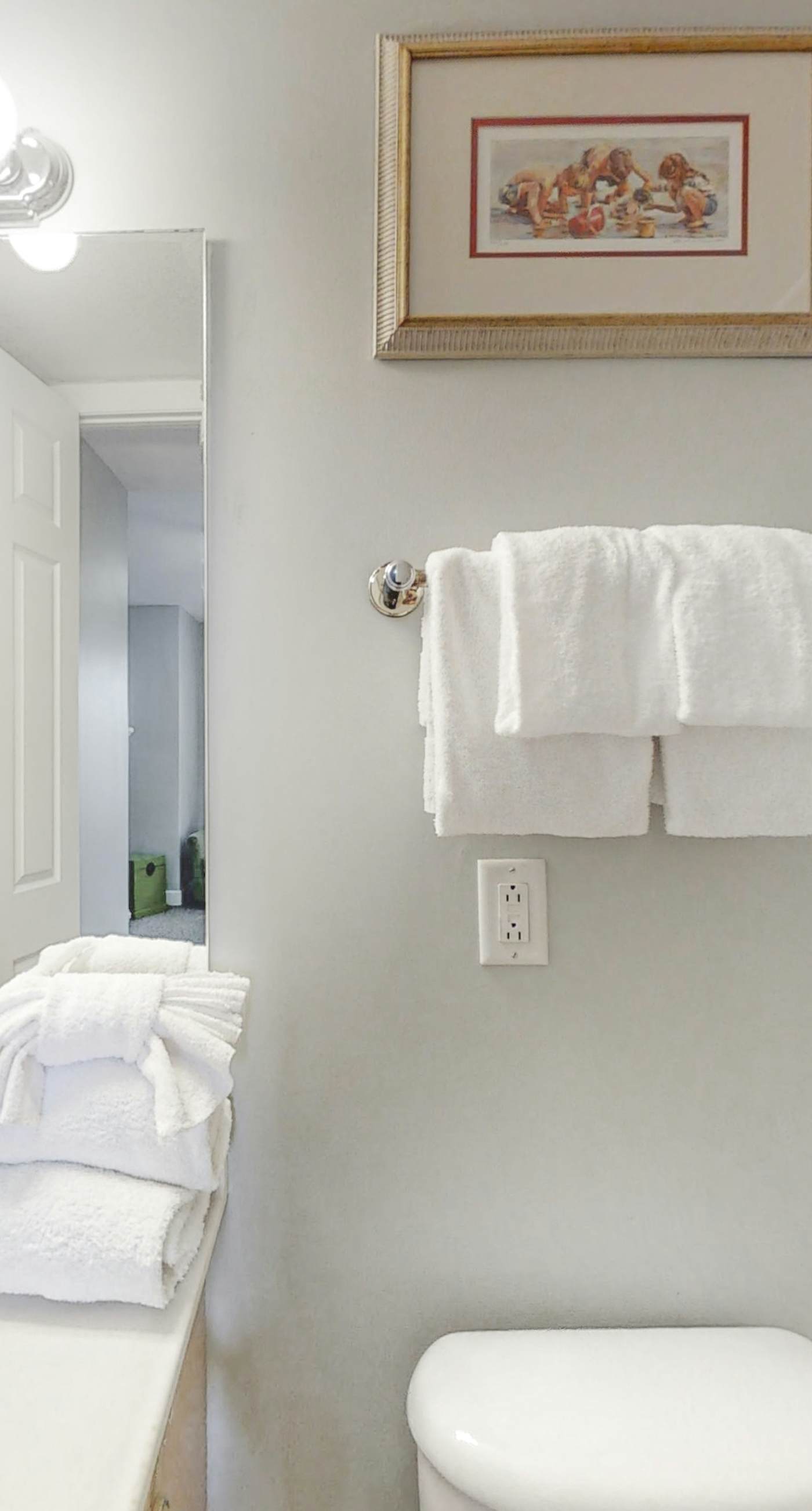 Sunny, oceanfront condo with balcony, pool, hot tub, gym, sauna & view