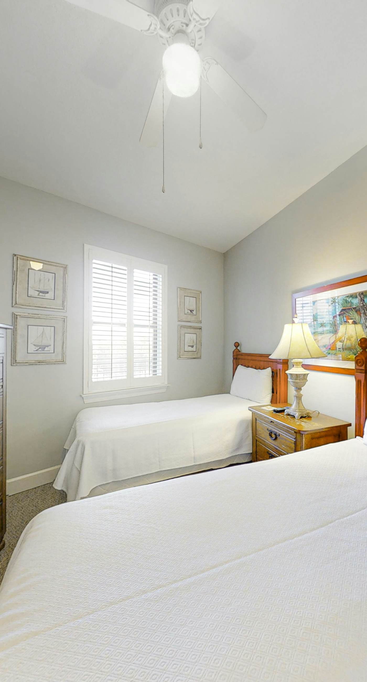 Sunny, oceanfront condo with balcony, pool, hot tub, gym, sauna & view