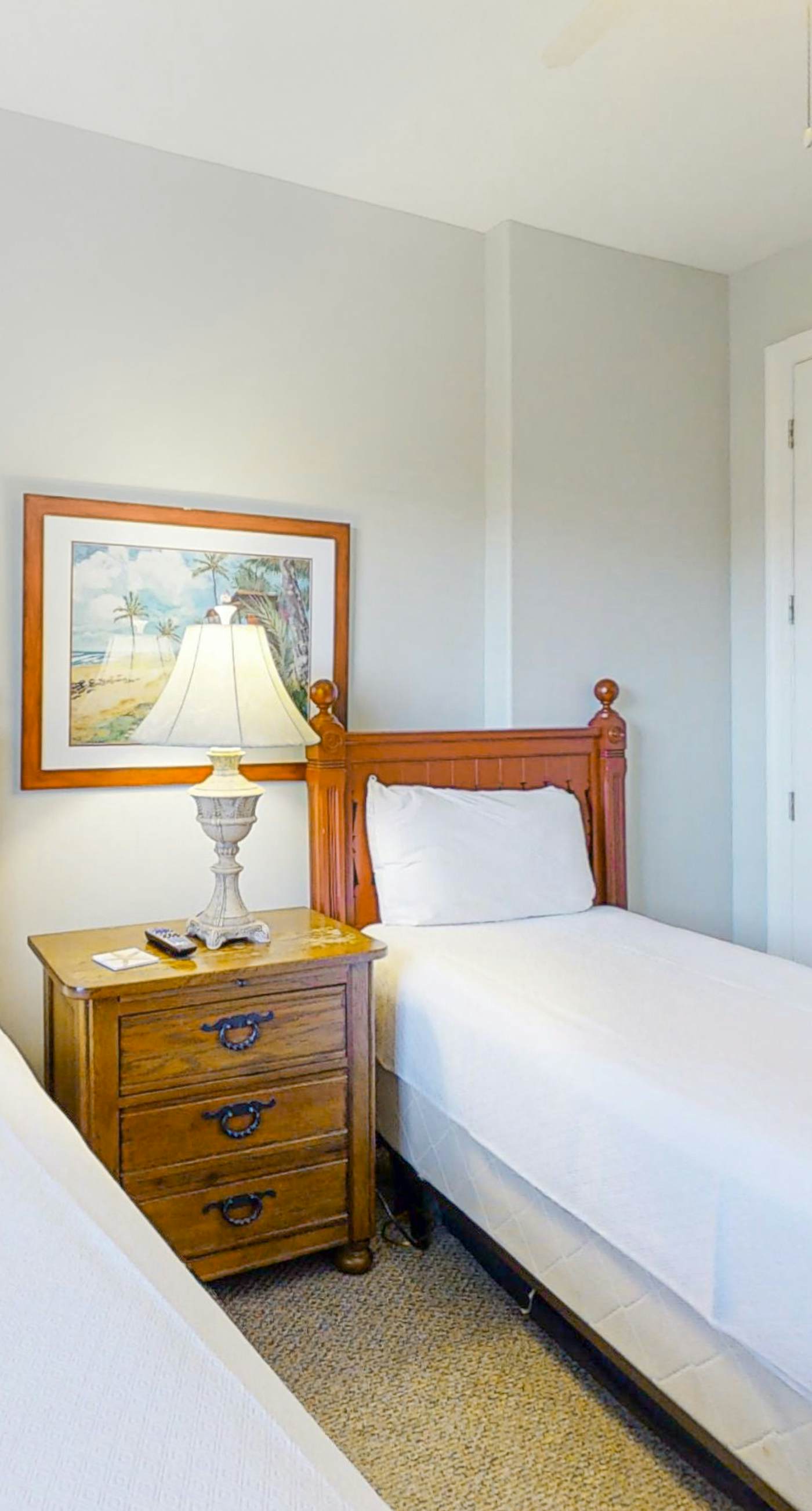 Sunny, oceanfront condo with balcony, pool, hot tub, gym, sauna & view