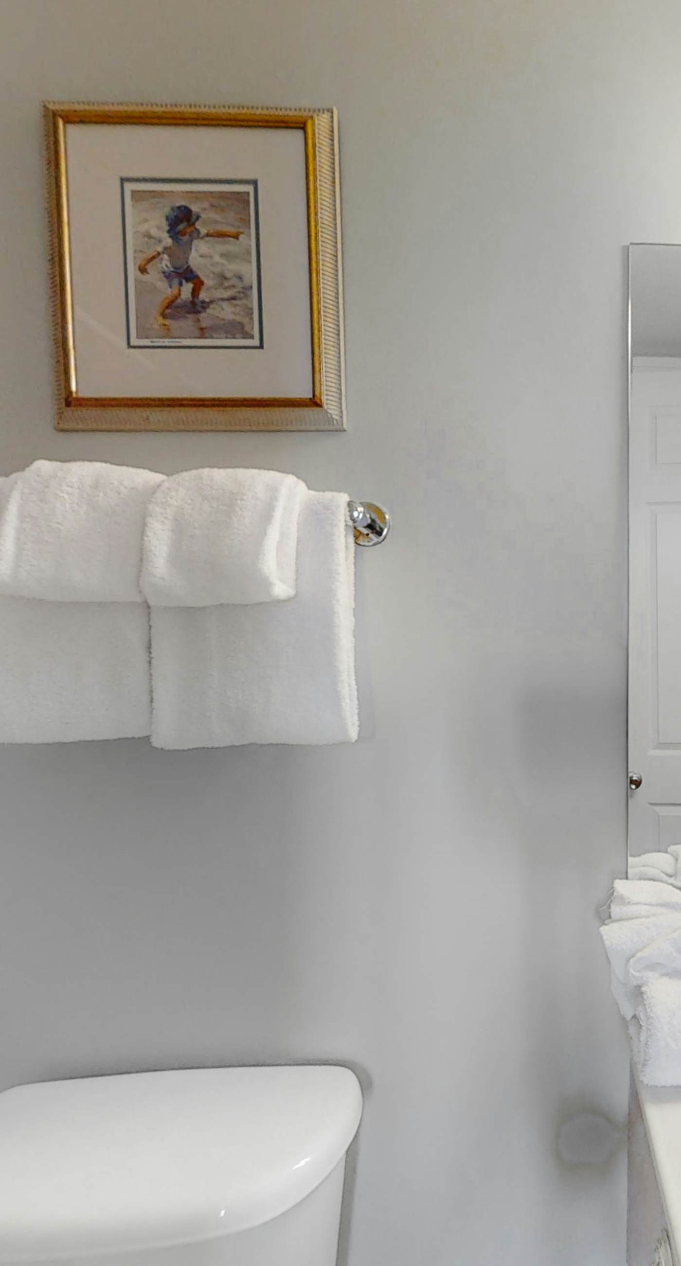 Sunny, oceanfront condo with balcony, pool, hot tub, gym, sauna & view