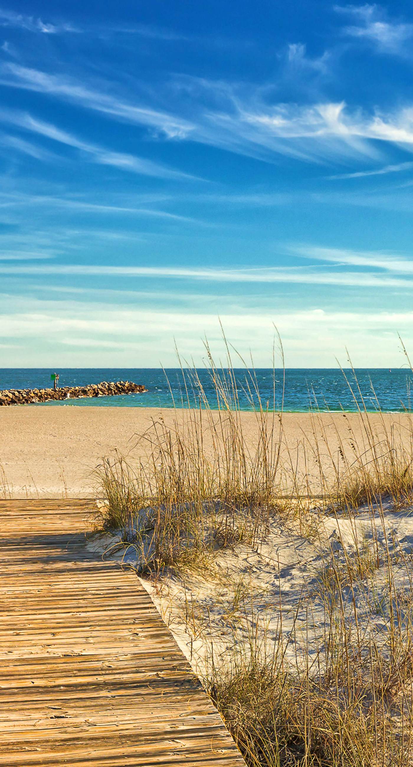 Sunny, oceanfront condo with balcony, pool, hot tub, gym, sauna & view