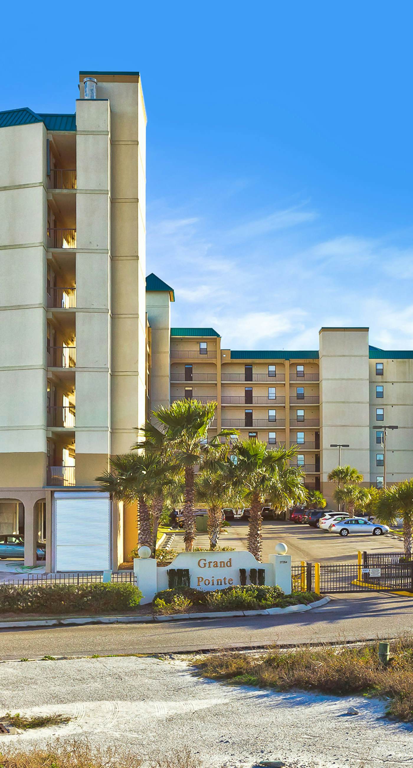 Sunny, oceanfront condo with balcony, pool, hot tub, gym, sauna & view