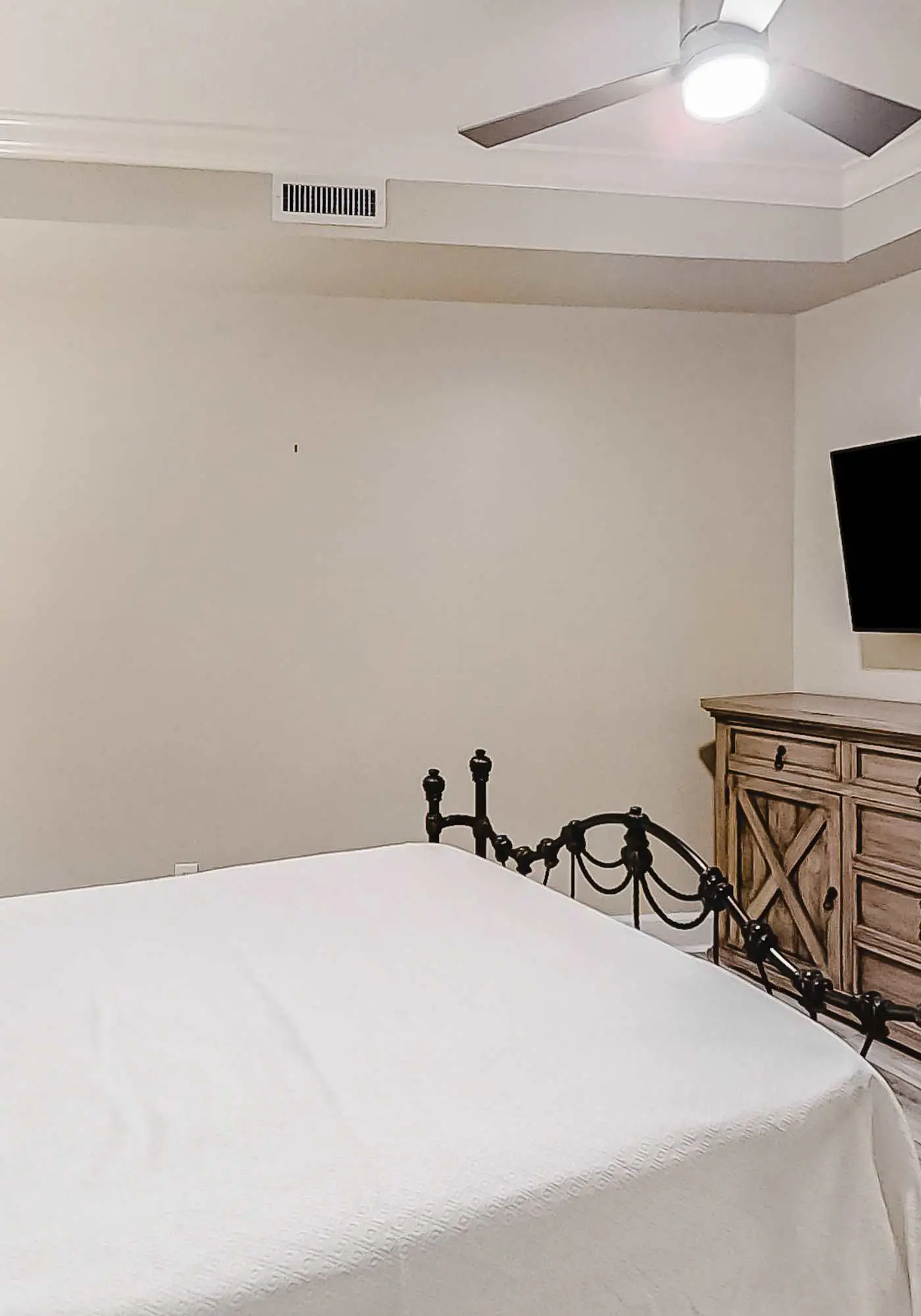 3rd-floor corner condo with balcony, gym, pool, hot tub, sauna & AC