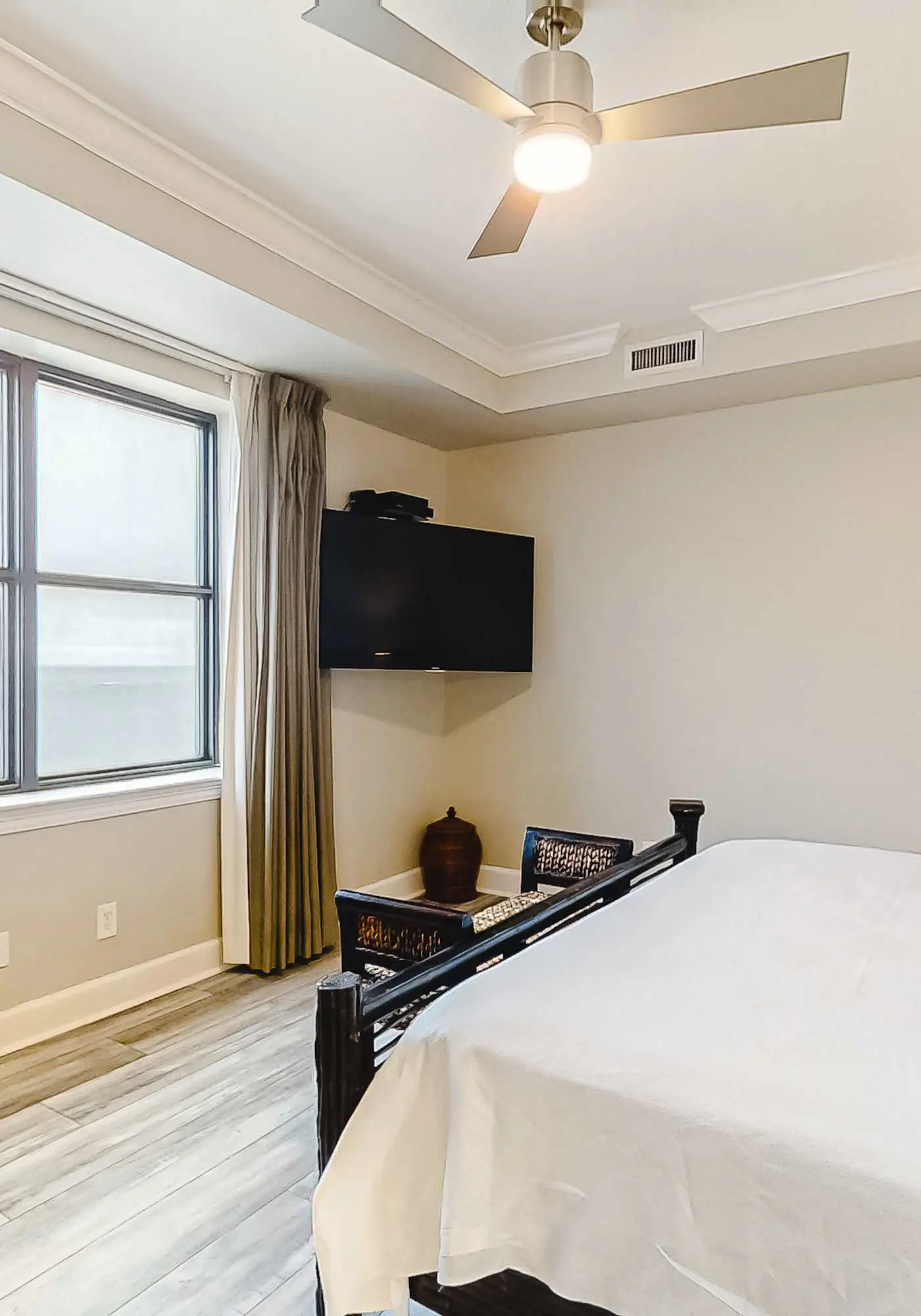 3rd-floor corner condo with balcony, gym, pool, hot tub, sauna & AC