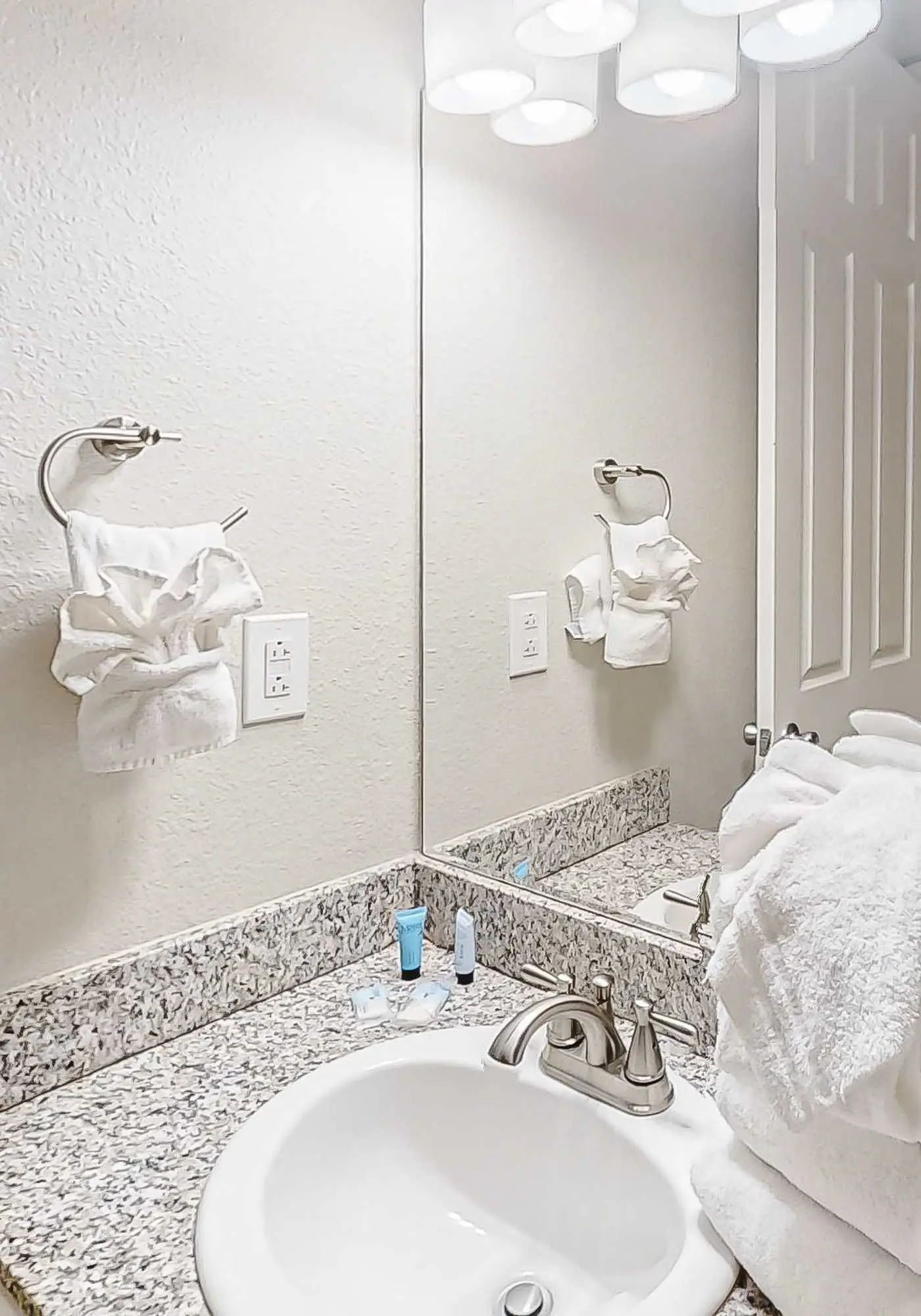 3rd-floor corner condo with balcony, gym, pool, hot tub, sauna & AC