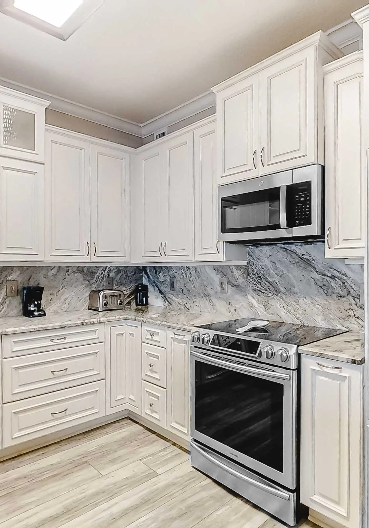 3rd-floor corner condo with balcony, gym, pool, hot tub, sauna & AC