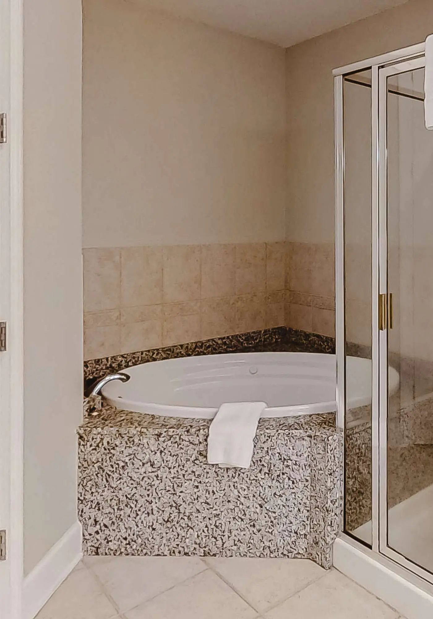 3rd-floor corner condo with balcony, gym, pool, hot tub, sauna & AC