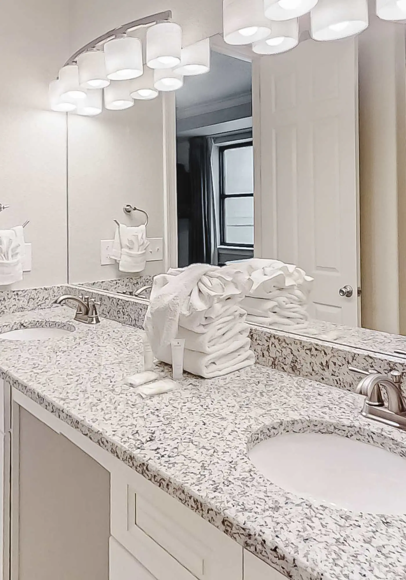 3rd-floor corner condo with balcony, gym, pool, hot tub, sauna & AC
