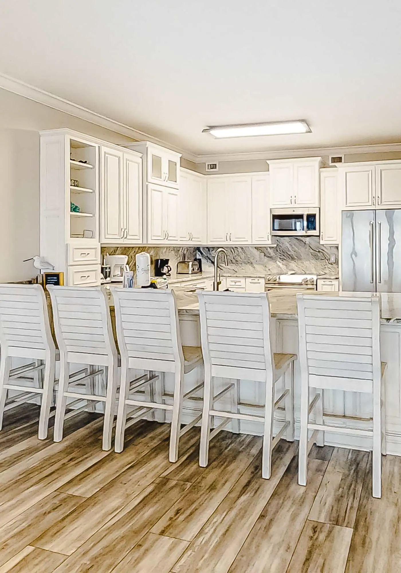 3rd-floor corner condo with balcony, gym, pool, hot tub, sauna & AC