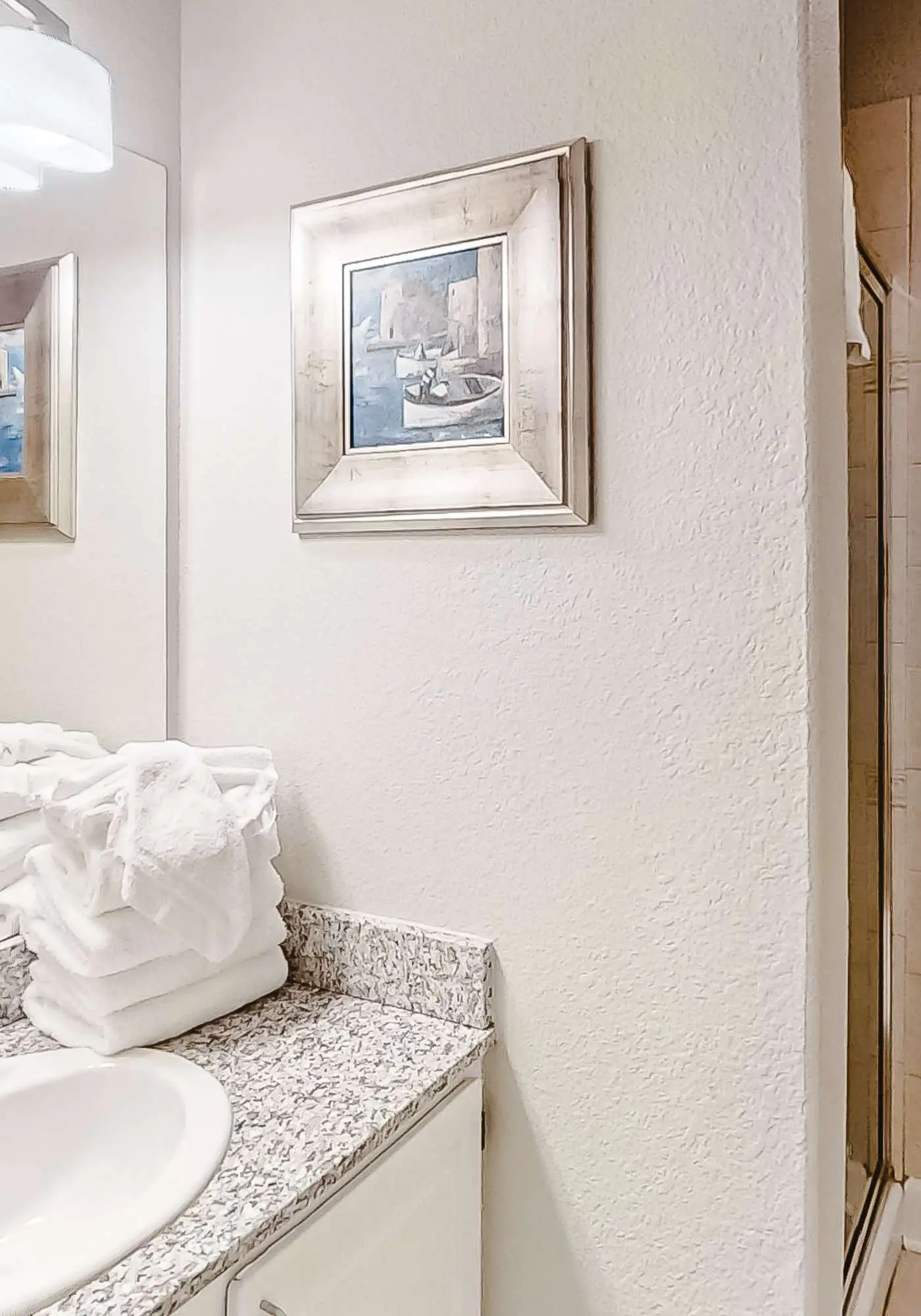 3rd-floor corner condo with balcony, gym, pool, hot tub, sauna & AC