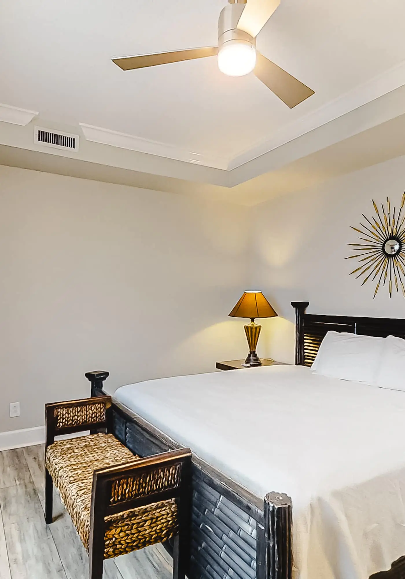 3rd-floor corner condo with balcony, gym, pool, hot tub, sauna & AC