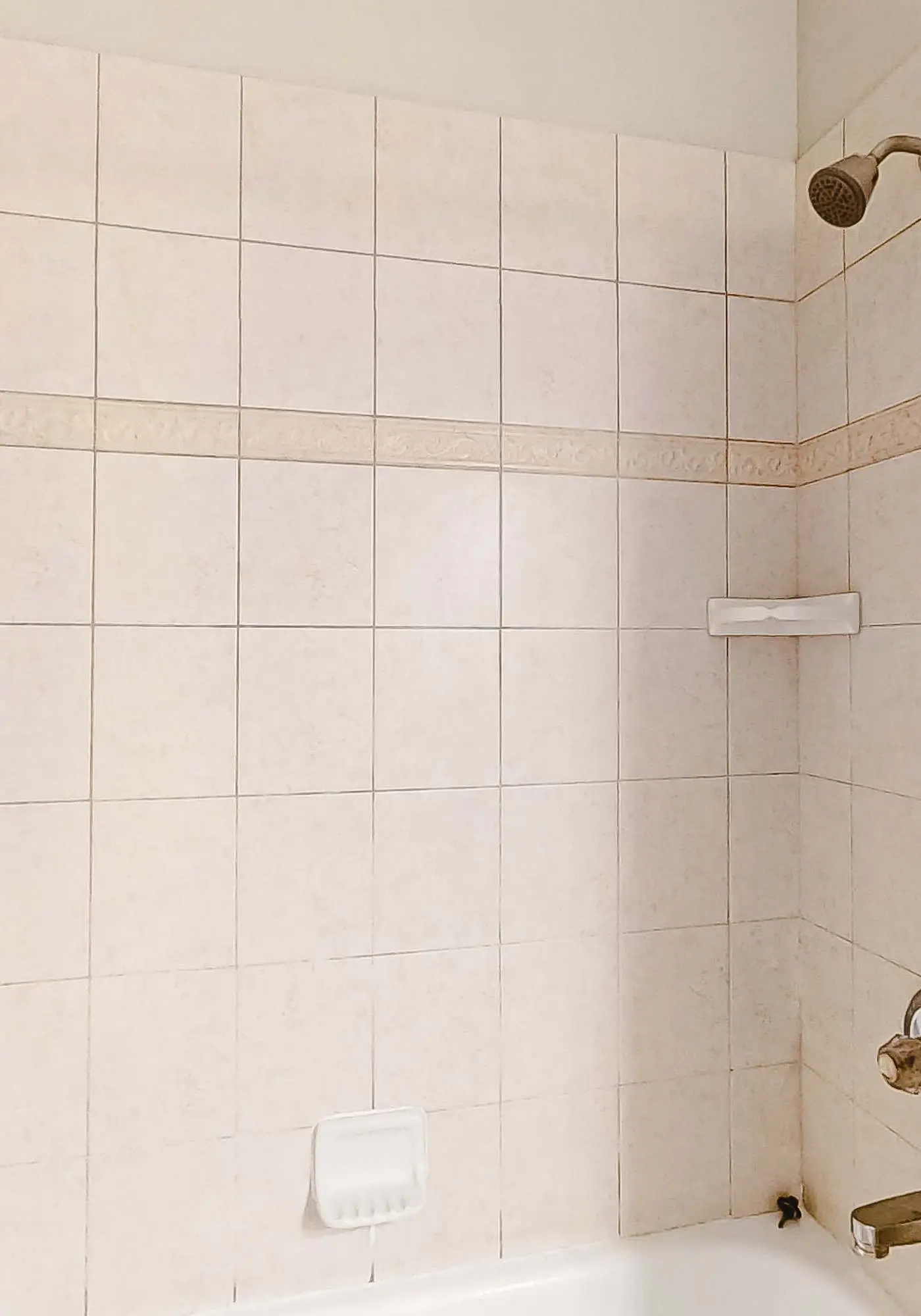 3rd-floor corner condo with balcony, gym, pool, hot tub, sauna & AC