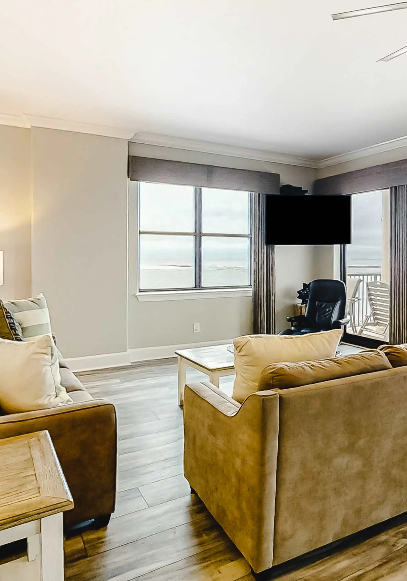 3rd-floor corner condo with balcony, gym, pool, hot tub, sauna & AC