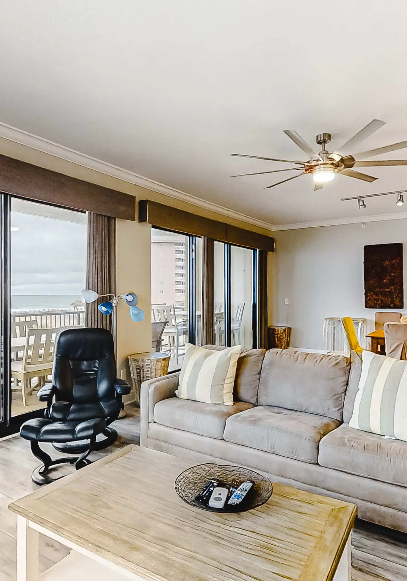 3rd-floor corner condo with balcony, gym, pool, hot tub, sauna & AC