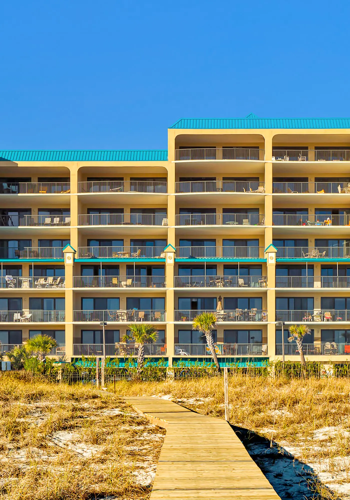 3rd-floor corner condo with balcony, gym, pool, hot tub, sauna & AC