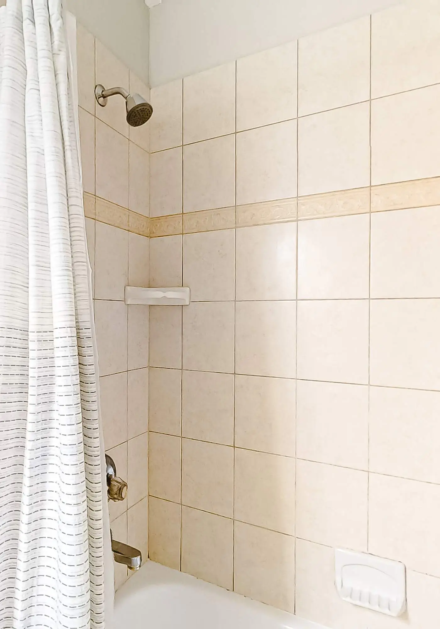 3rd-floor corner condo with balcony, gym, pool, hot tub, sauna & AC