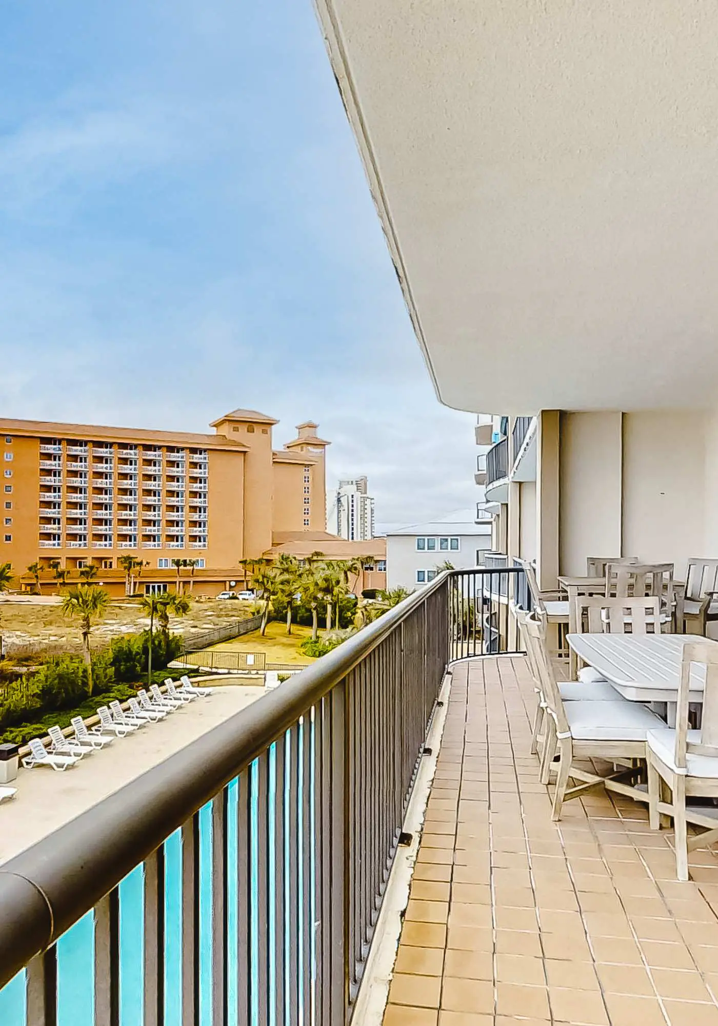 3rd-floor corner condo with balcony, gym, pool, hot tub, sauna & AC