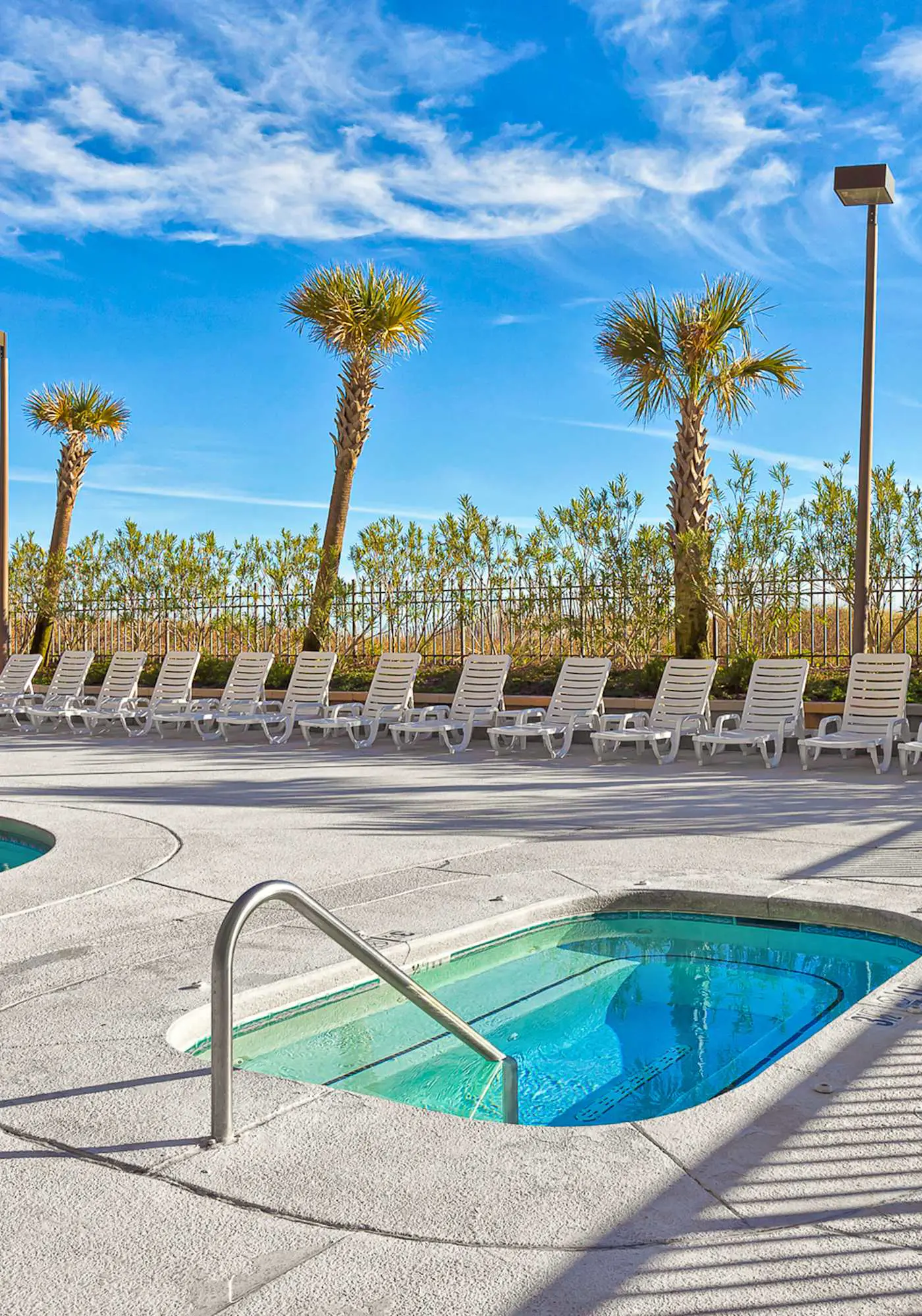 3rd-floor corner condo with balcony, gym, pool, hot tub, sauna & AC