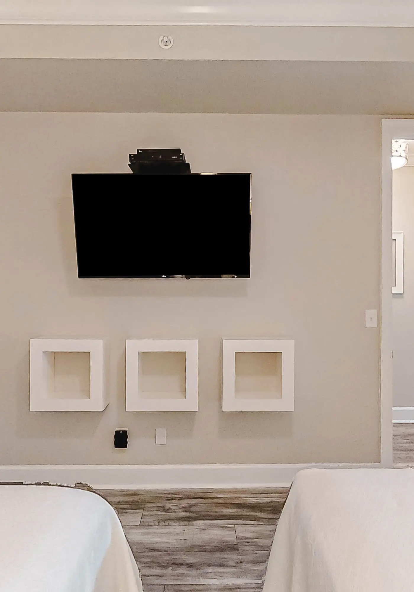 3rd-floor corner condo with balcony, gym, pool, hot tub, sauna & AC