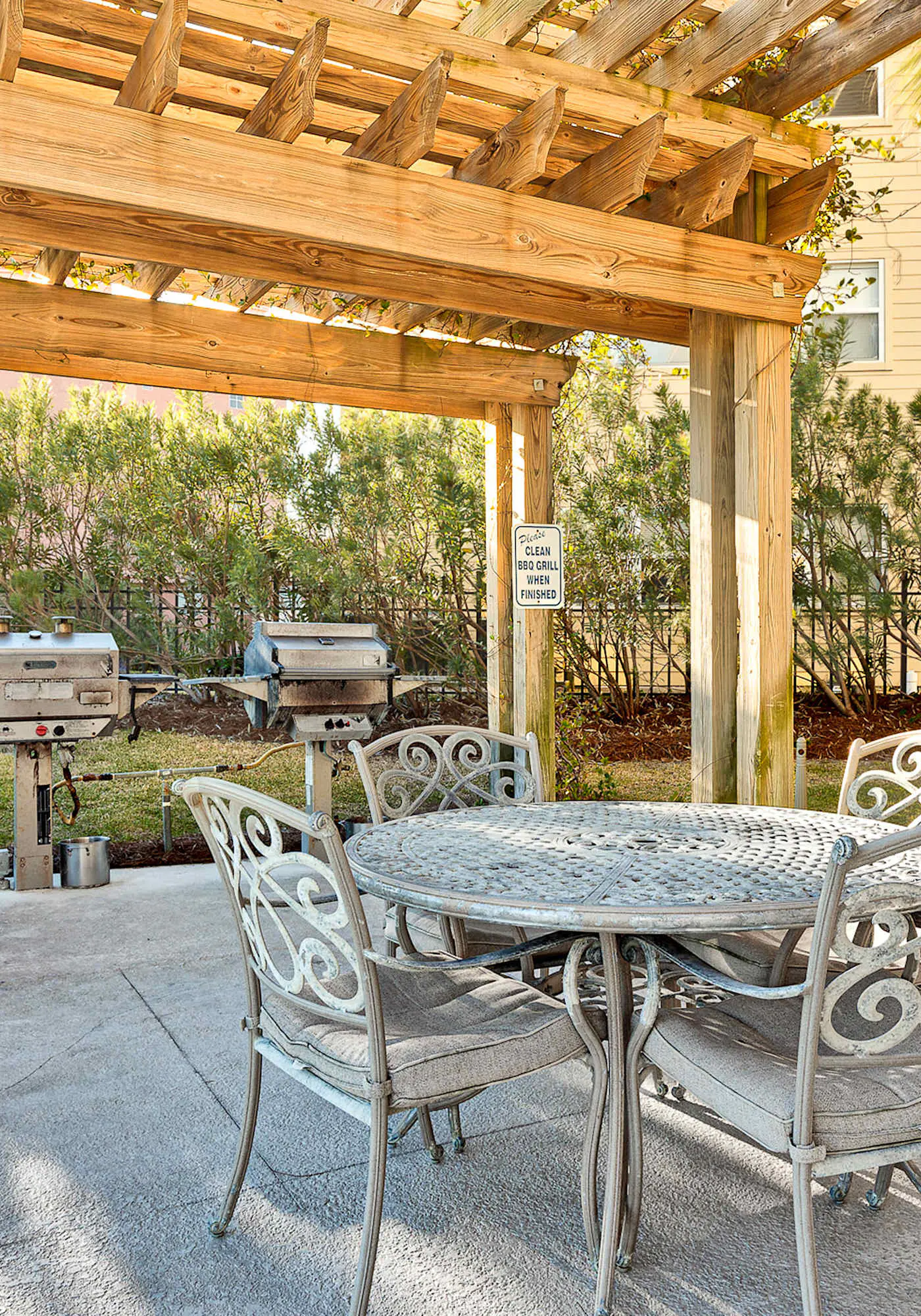3rd-floor corner condo with balcony, gym, pool, hot tub, sauna & AC