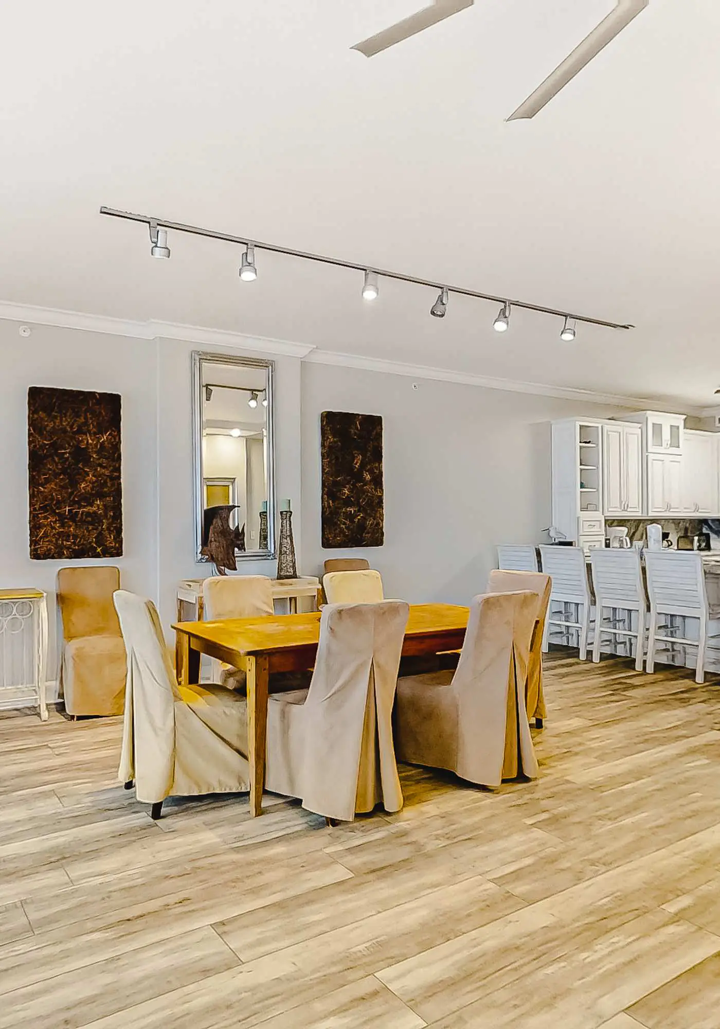3rd-floor corner condo with balcony, gym, pool, hot tub, sauna & AC