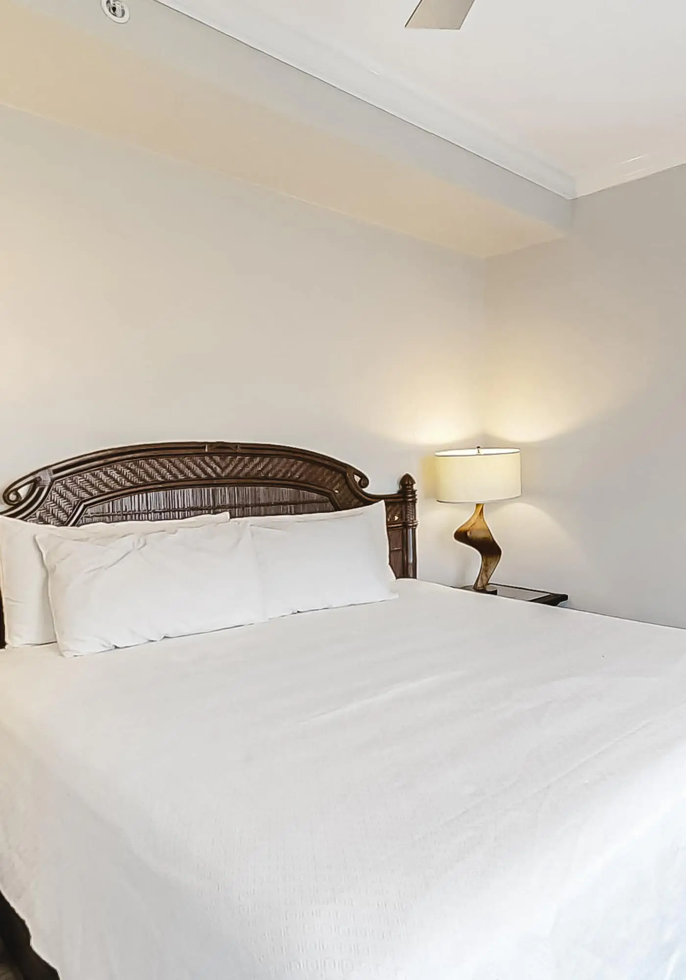 3rd-floor corner condo with balcony, gym, pool, hot tub, sauna & AC