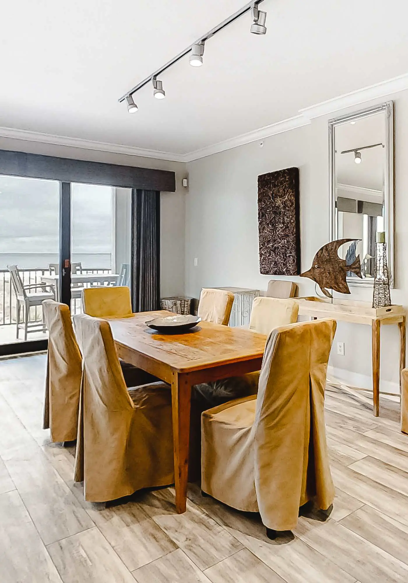 3rd-floor corner condo with balcony, gym, pool, hot tub, sauna & AC
