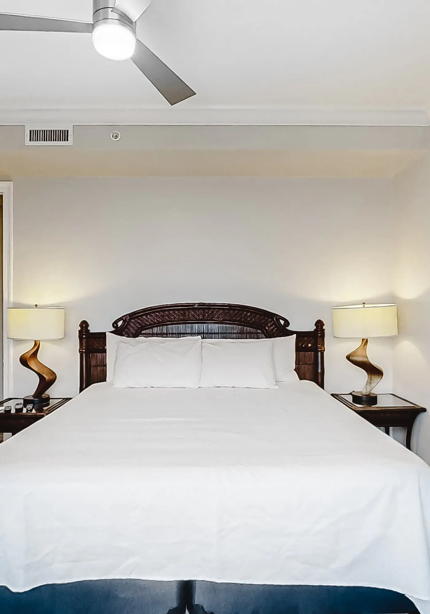 3rd-floor corner condo with balcony, gym, pool, hot tub, sauna & AC