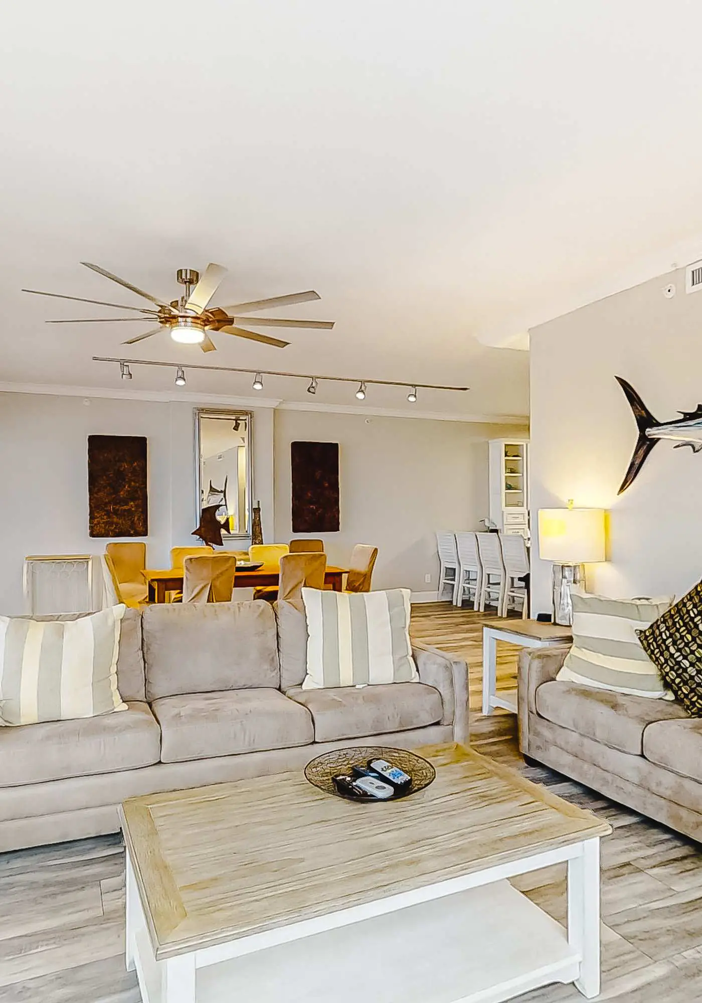 3rd-floor corner condo with balcony, gym, pool, hot tub, sauna & AC