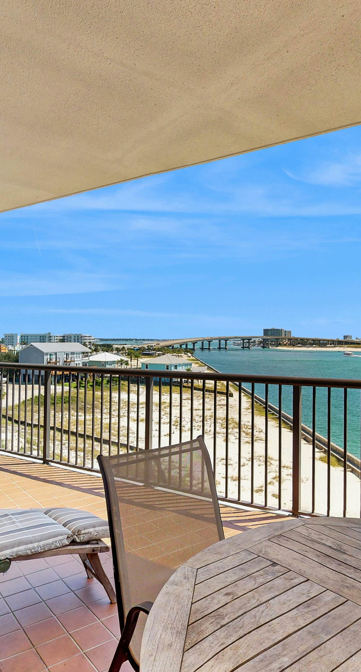 4th-floor Gulf-front condo with balcony, pool, hot tub, sauna & gym