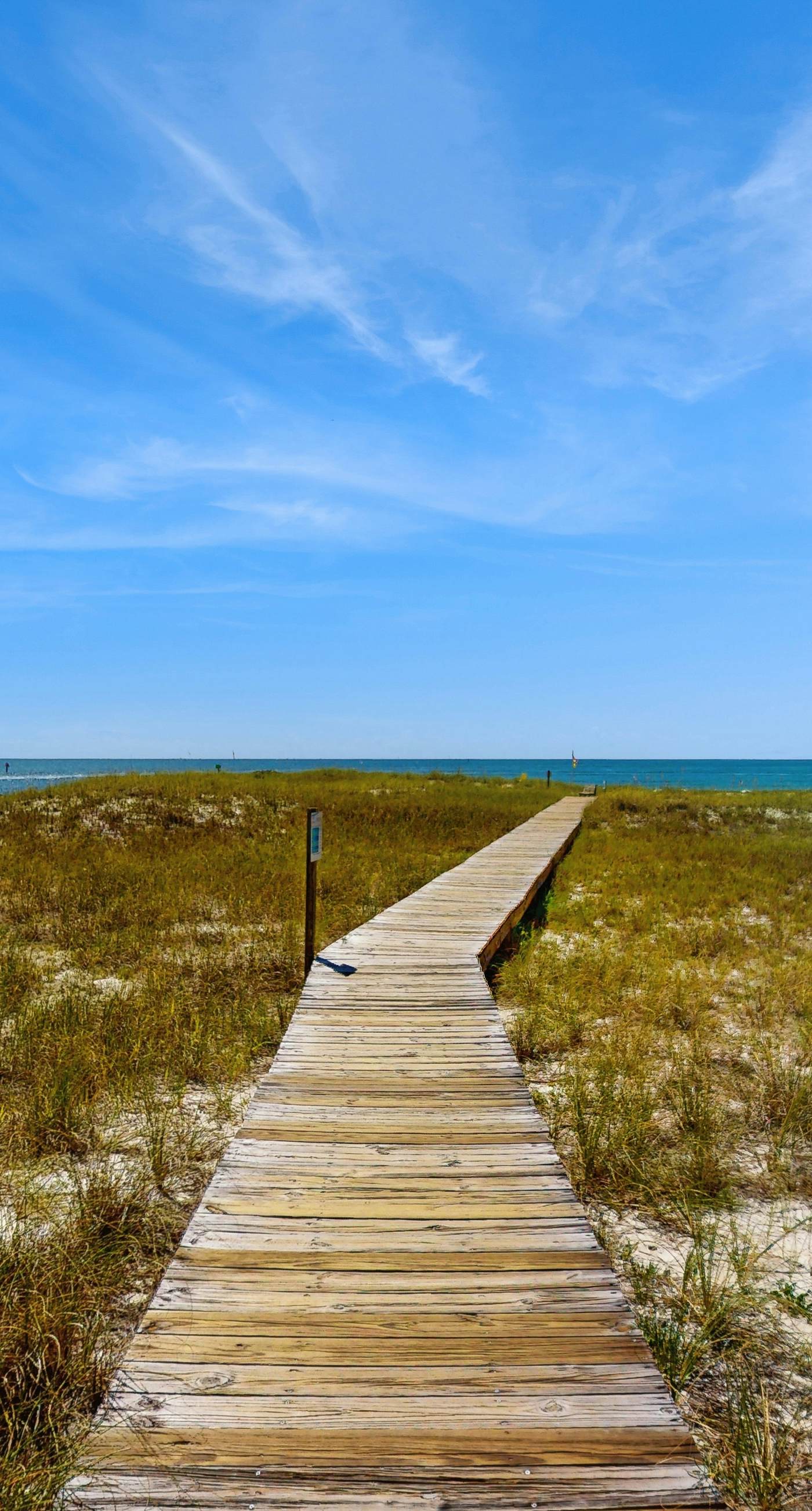 4th-floor Gulf-front condo with balcony, pool, hot tub, sauna & gym