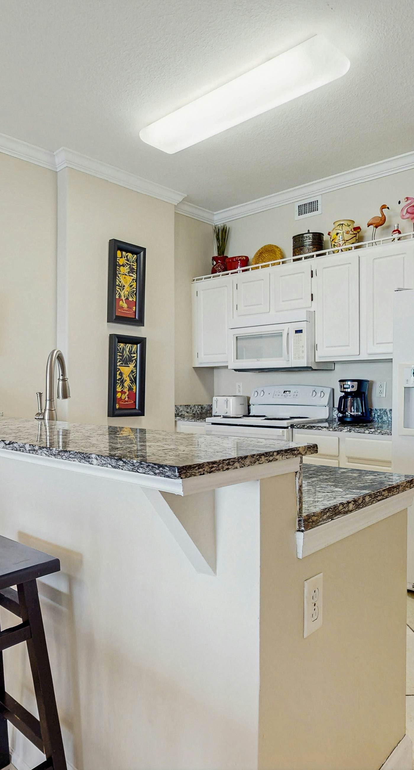 4th-floor Gulf-front condo with balcony, pool, hot tub, sauna & gym