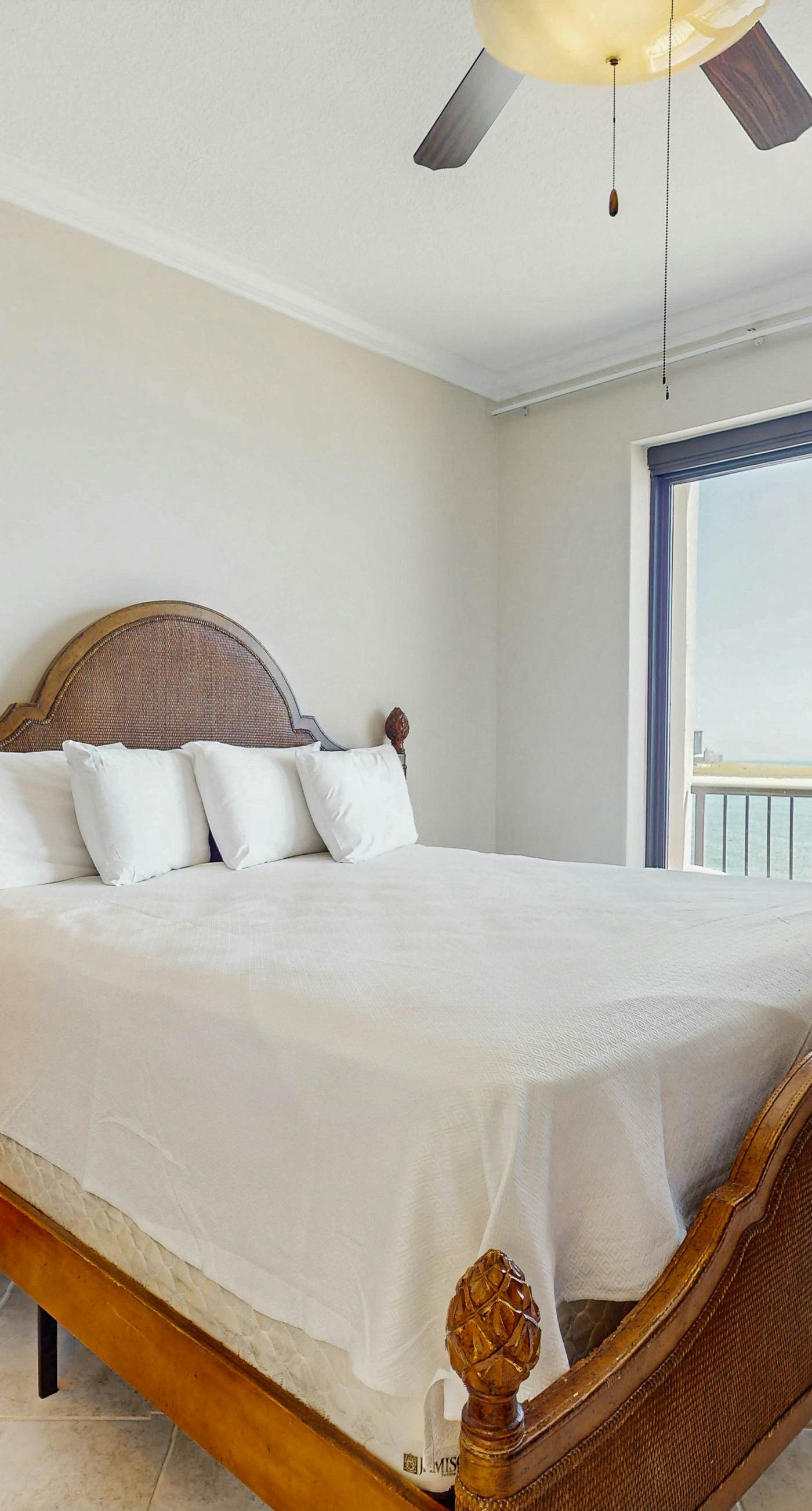 4th-floor Gulf-front condo with balcony, pool, hot tub, sauna & gym