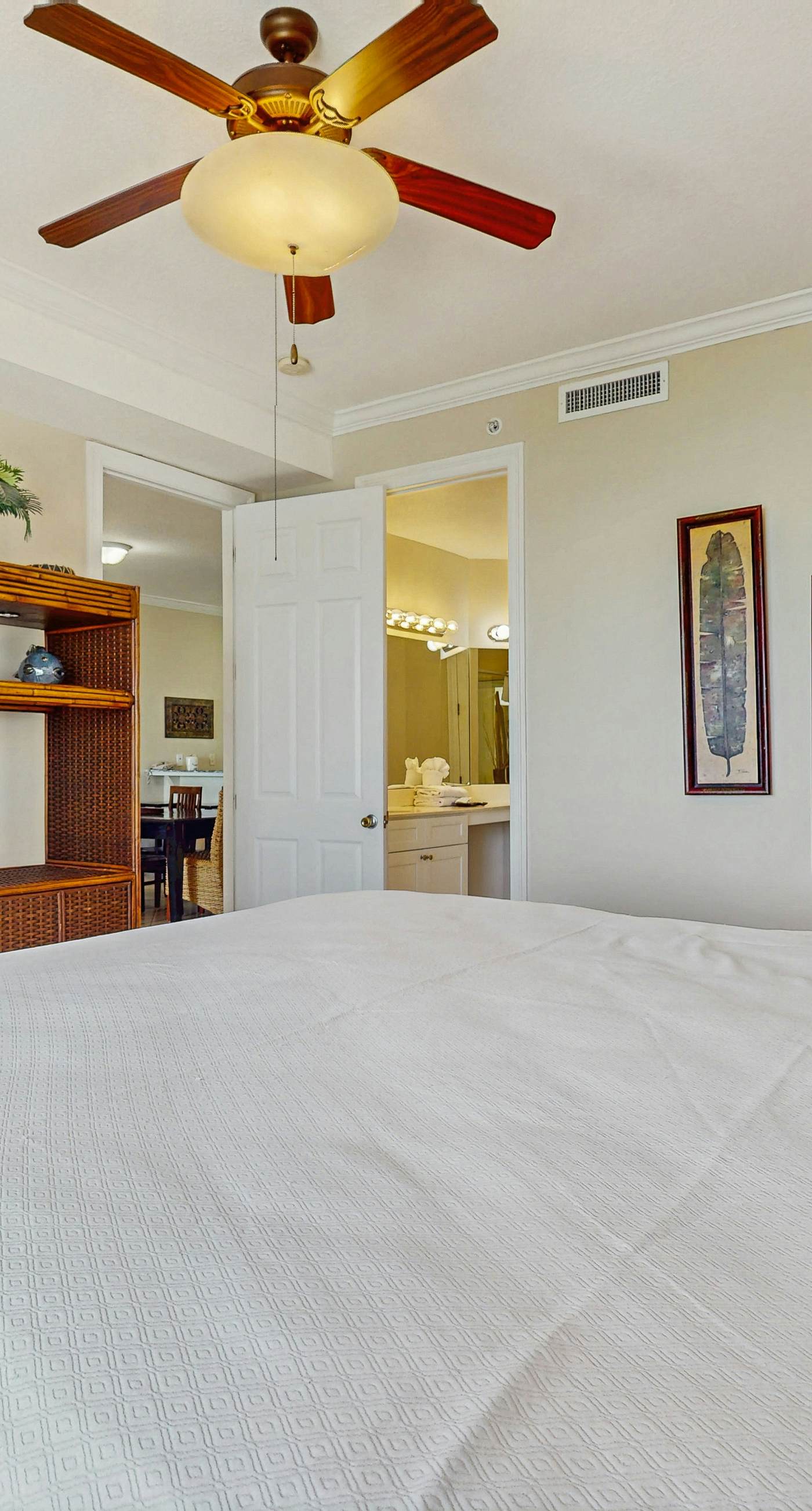 4th-floor Gulf-front condo with balcony, pool, hot tub, sauna & gym