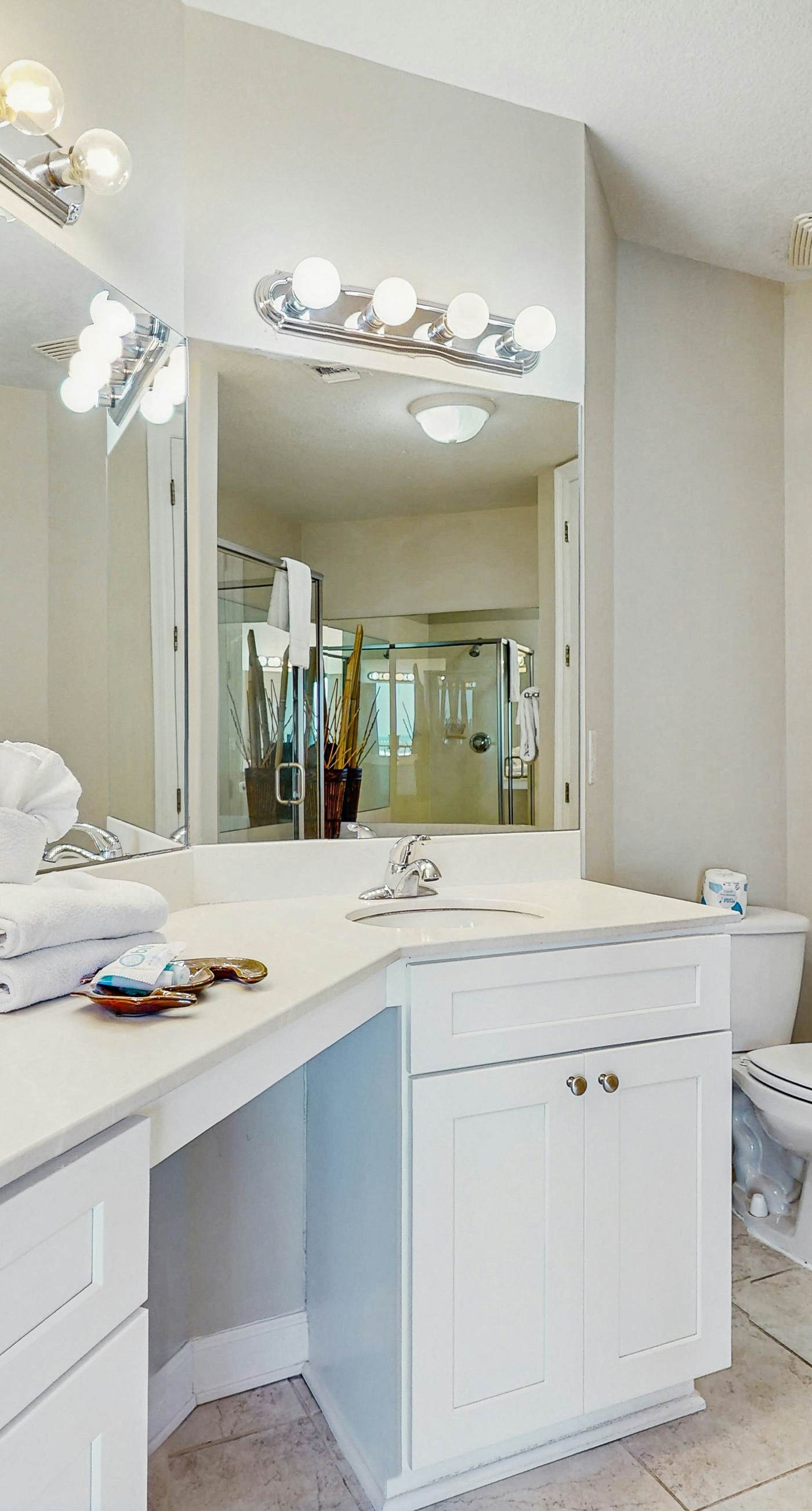 4th-floor Gulf-front condo with balcony, pool, hot tub, sauna & gym