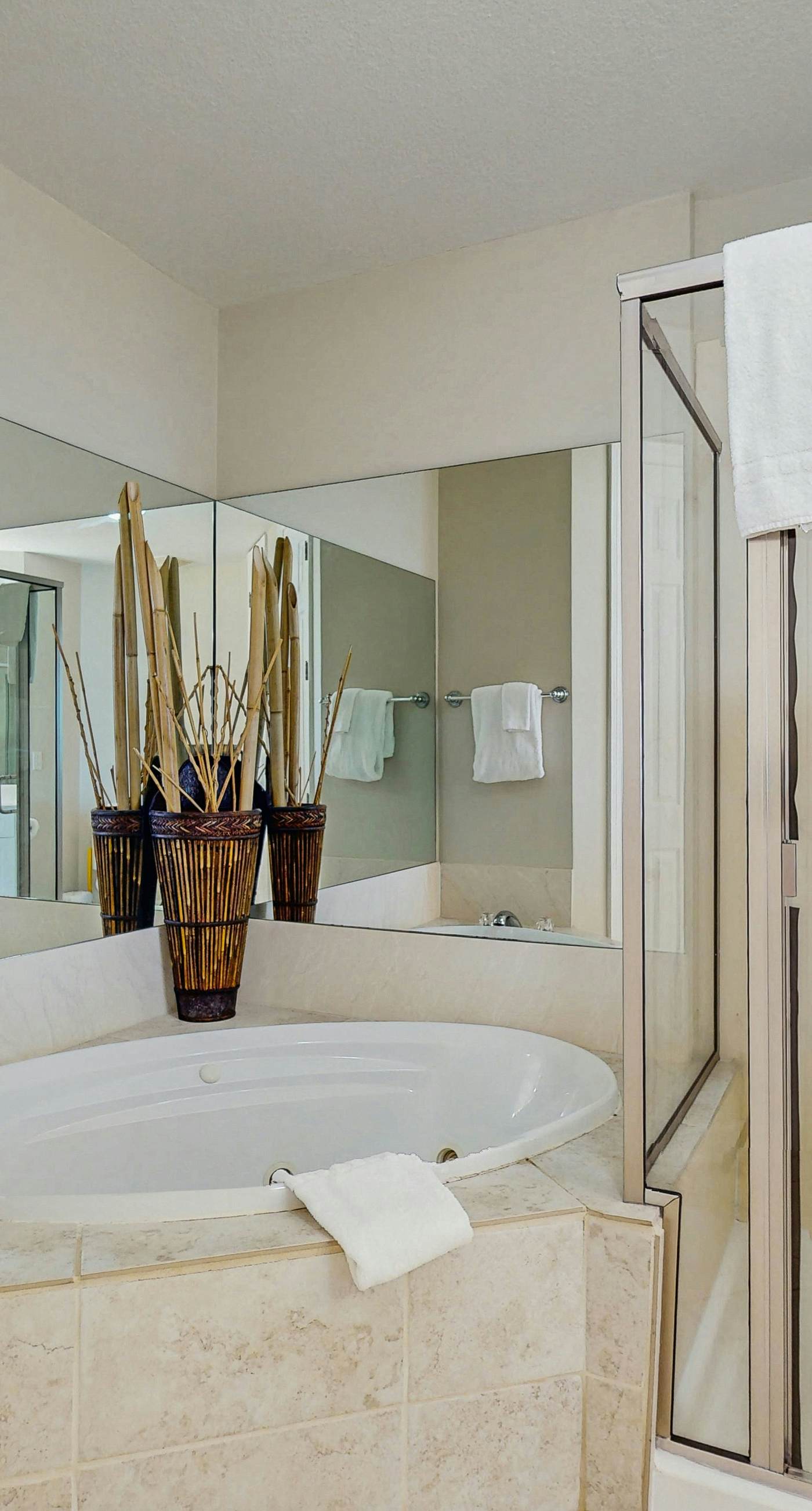 4th-floor Gulf-front condo with balcony, pool, hot tub, sauna & gym