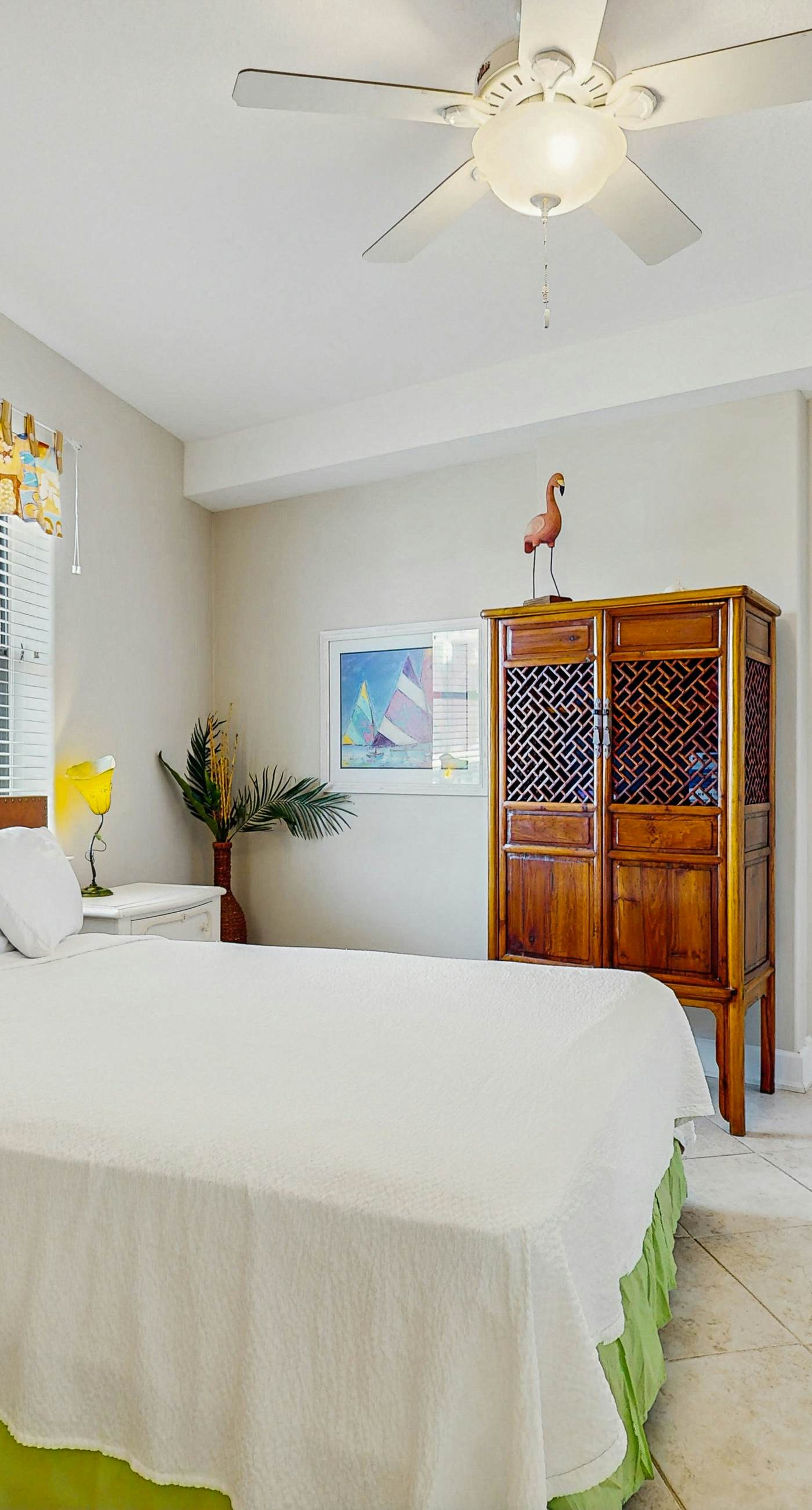 4th-floor Gulf-front condo with balcony, pool, hot tub, sauna & gym