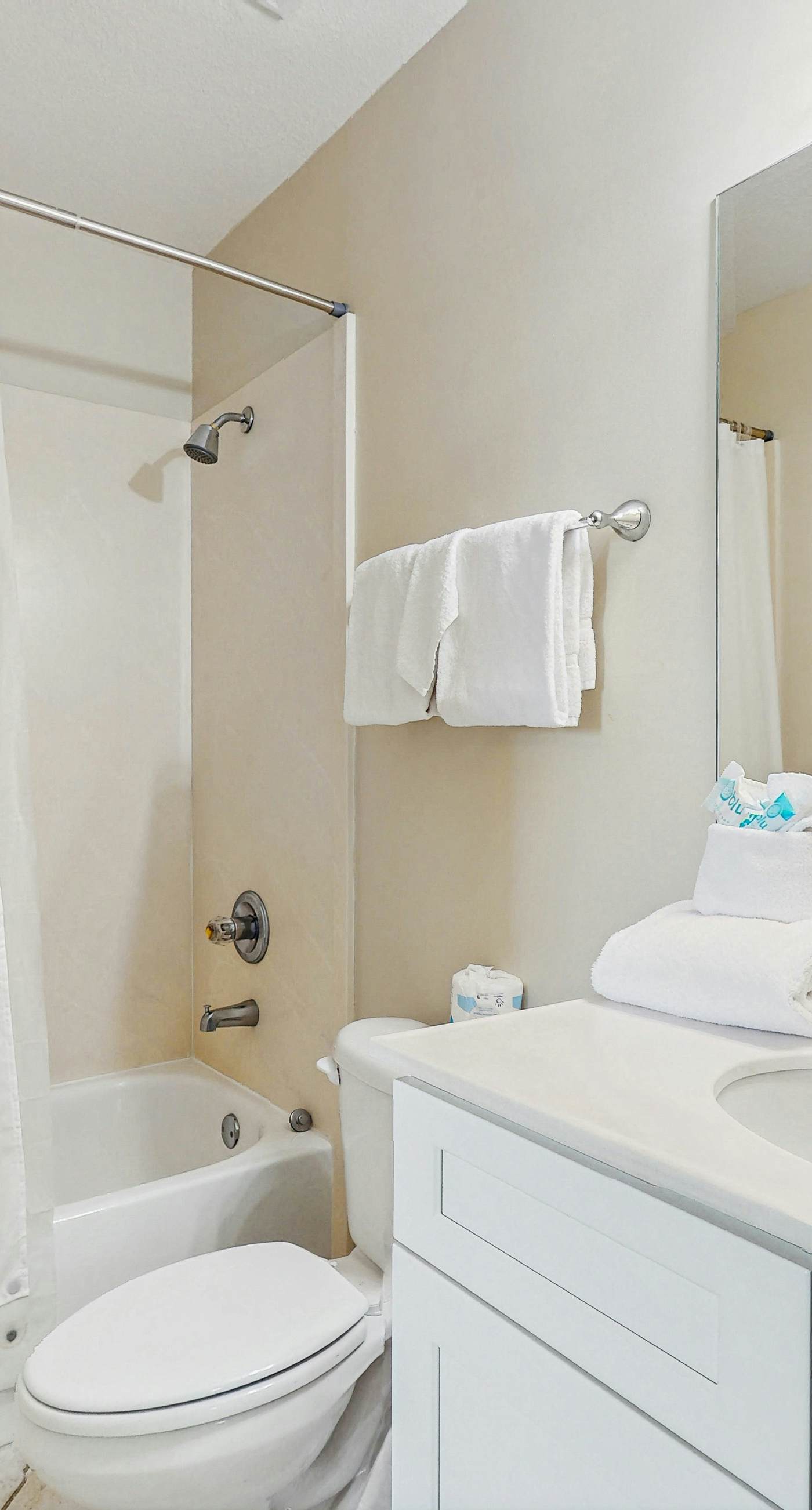 4th-floor Gulf-front condo with balcony, pool, hot tub, sauna & gym