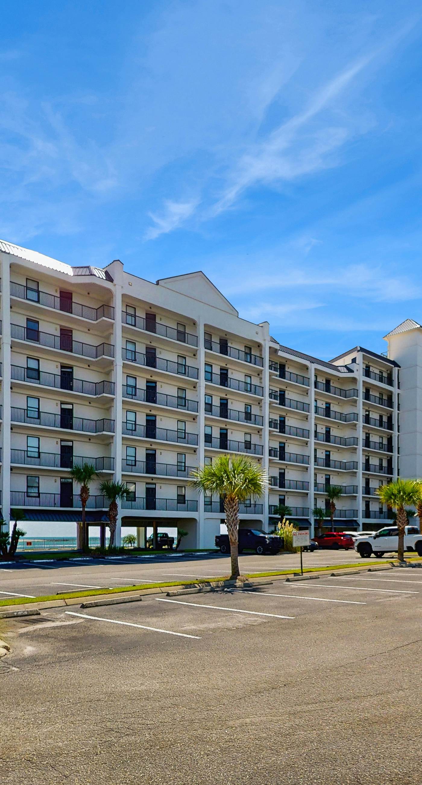 4th-floor Gulf-front condo with balcony, pool, hot tub, sauna & gym