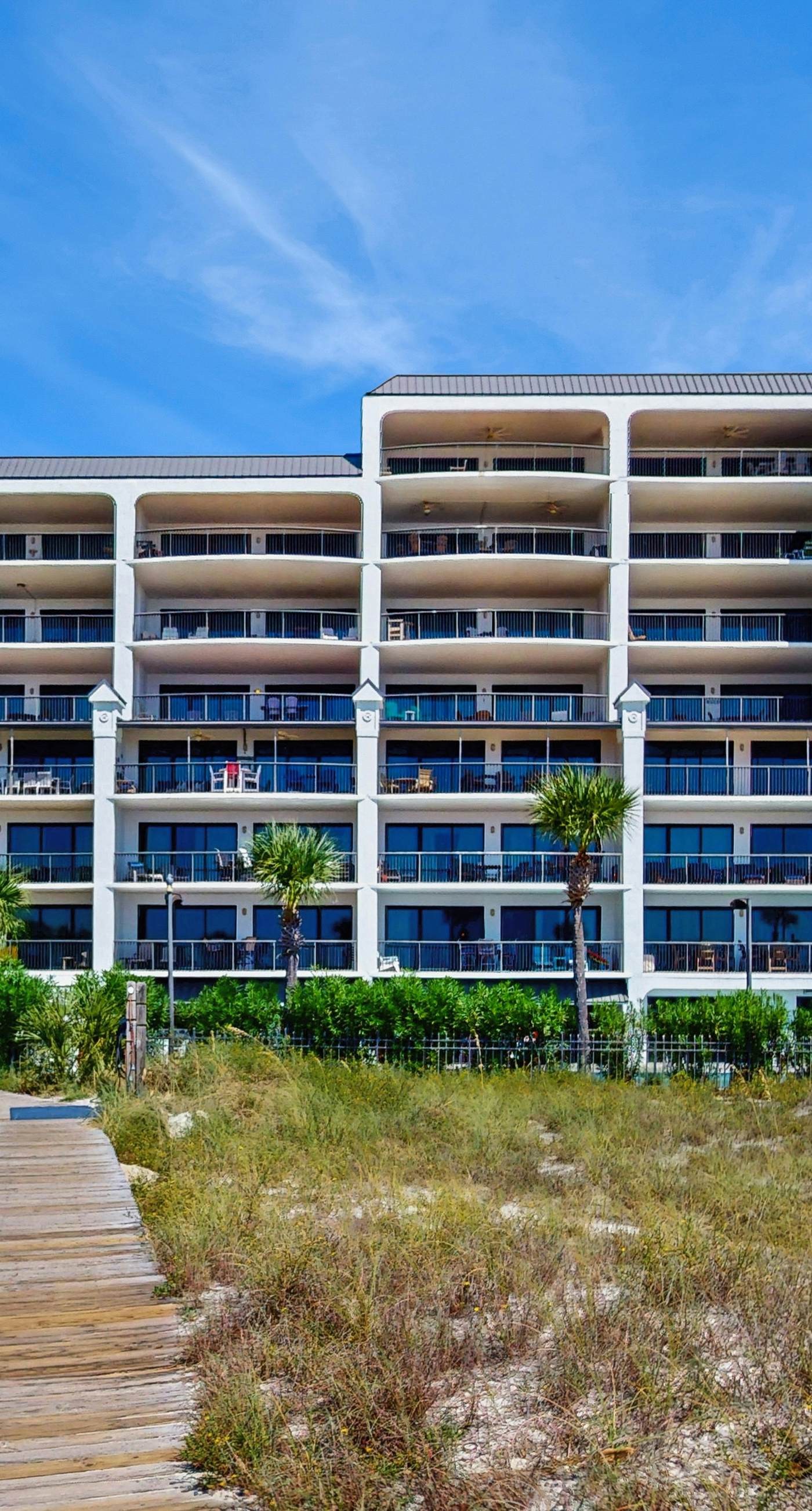 4th-floor Gulf-front condo with balcony, pool, hot tub, sauna & gym
