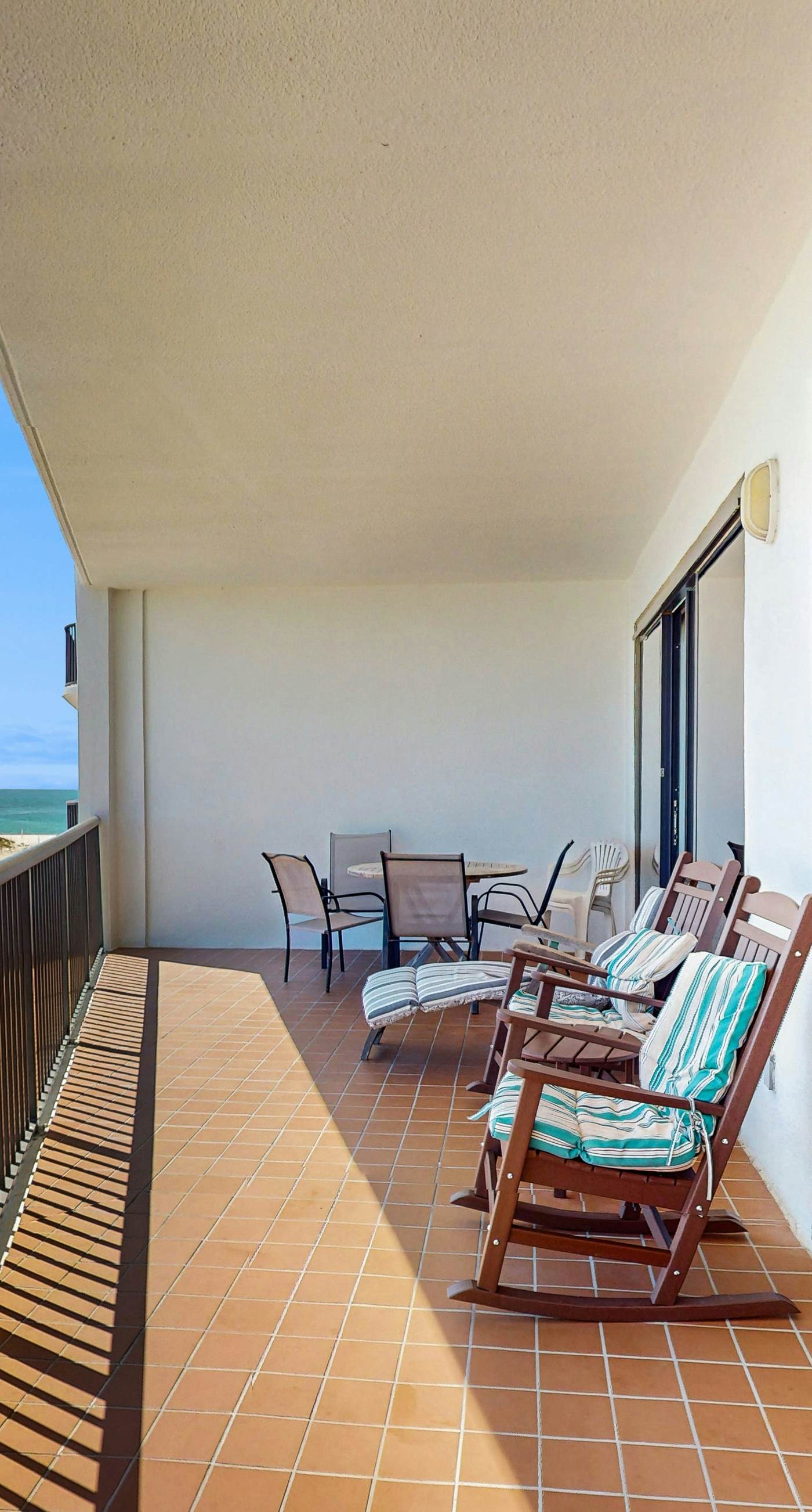 4th-floor Gulf-front condo with balcony, pool, hot tub, sauna & gym