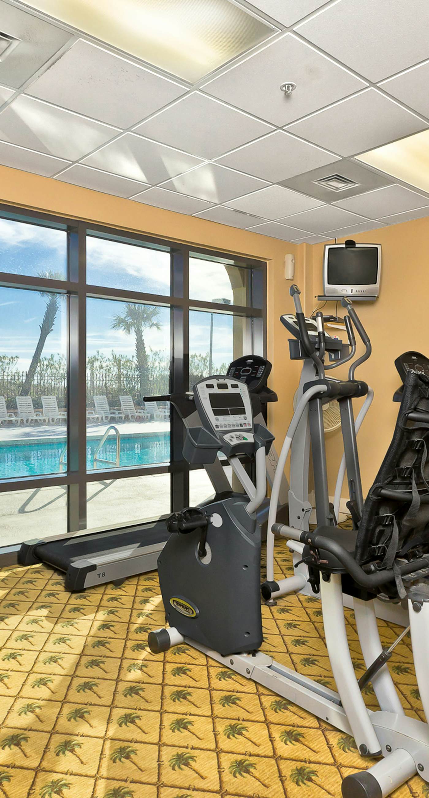 4th-floor Gulf-front condo with balcony, pool, hot tub, sauna & gym
