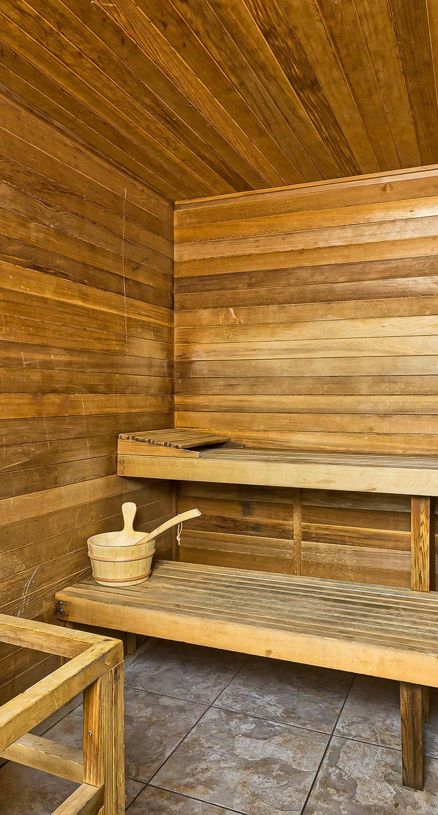 4th-floor Gulf-front condo with balcony, pool, hot tub, sauna & gym