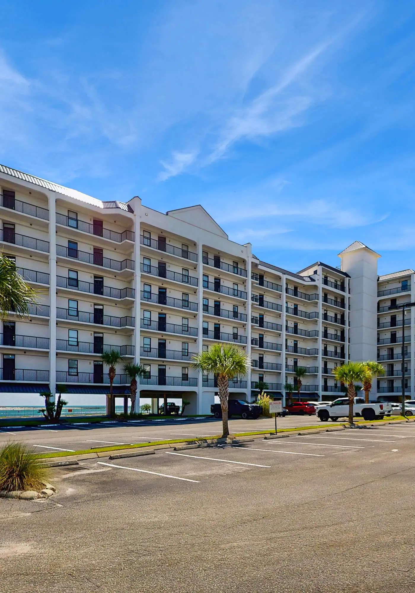 4th-floor Gulf-front condo with balcony, pool, hot tub, sauna & gym