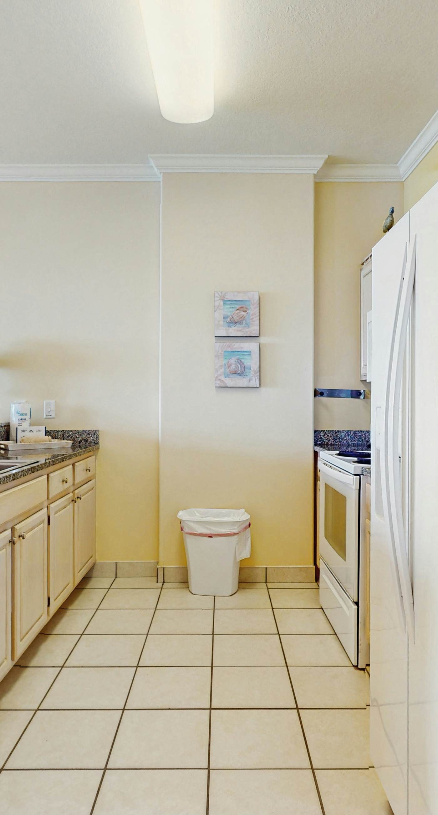 5th-floor beachfront condo with balcony, wet bar, pool, hot tub, sauna & gym