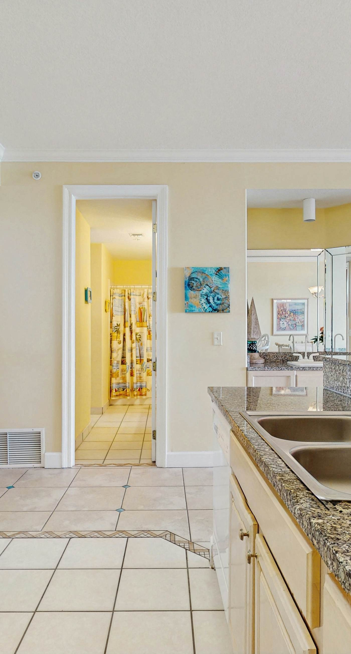 5th-floor beachfront condo with balcony, wet bar, pool, hot tub, sauna & gym