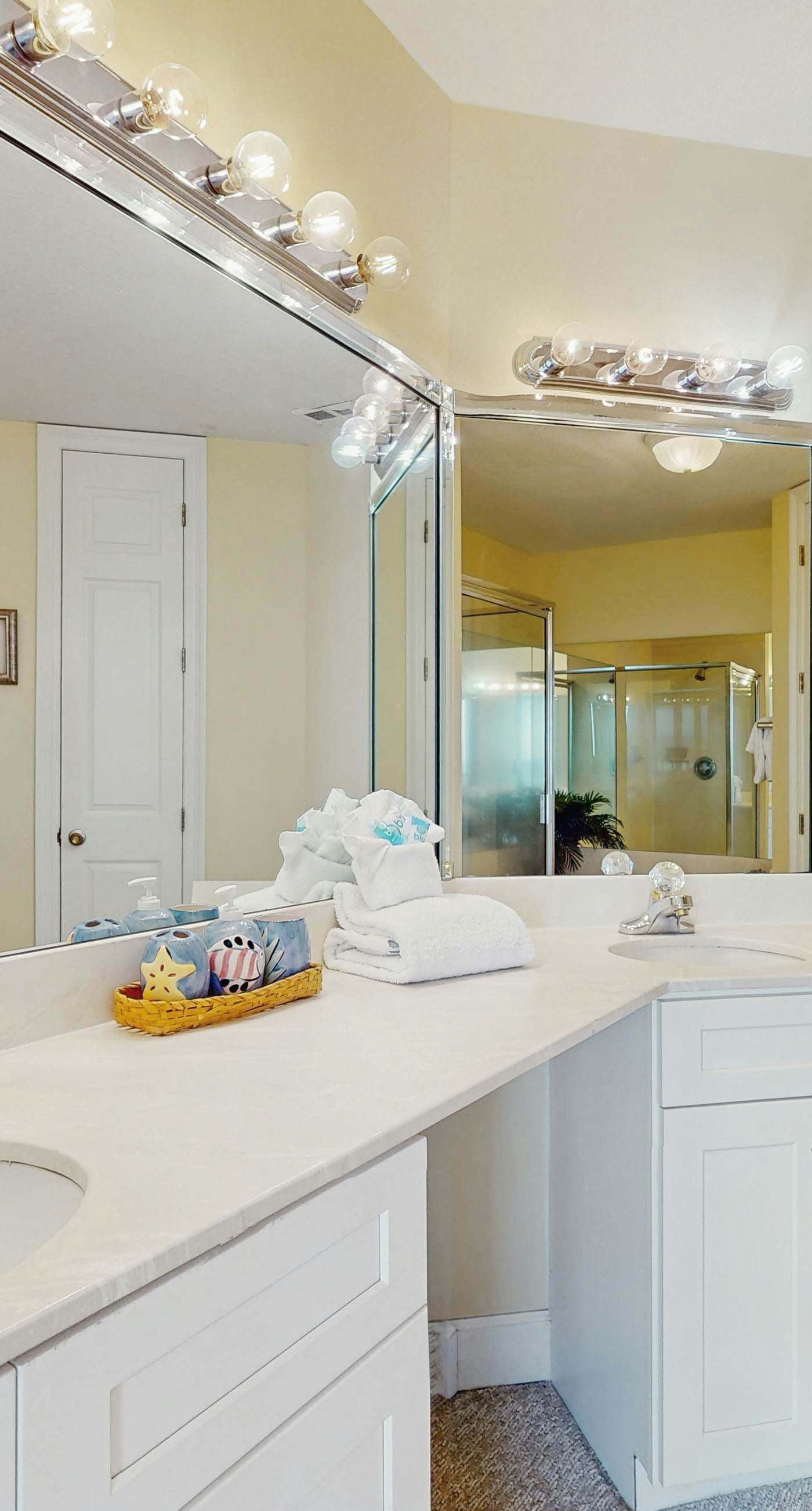 5th-floor beachfront condo with balcony, wet bar, pool, hot tub, sauna & gym