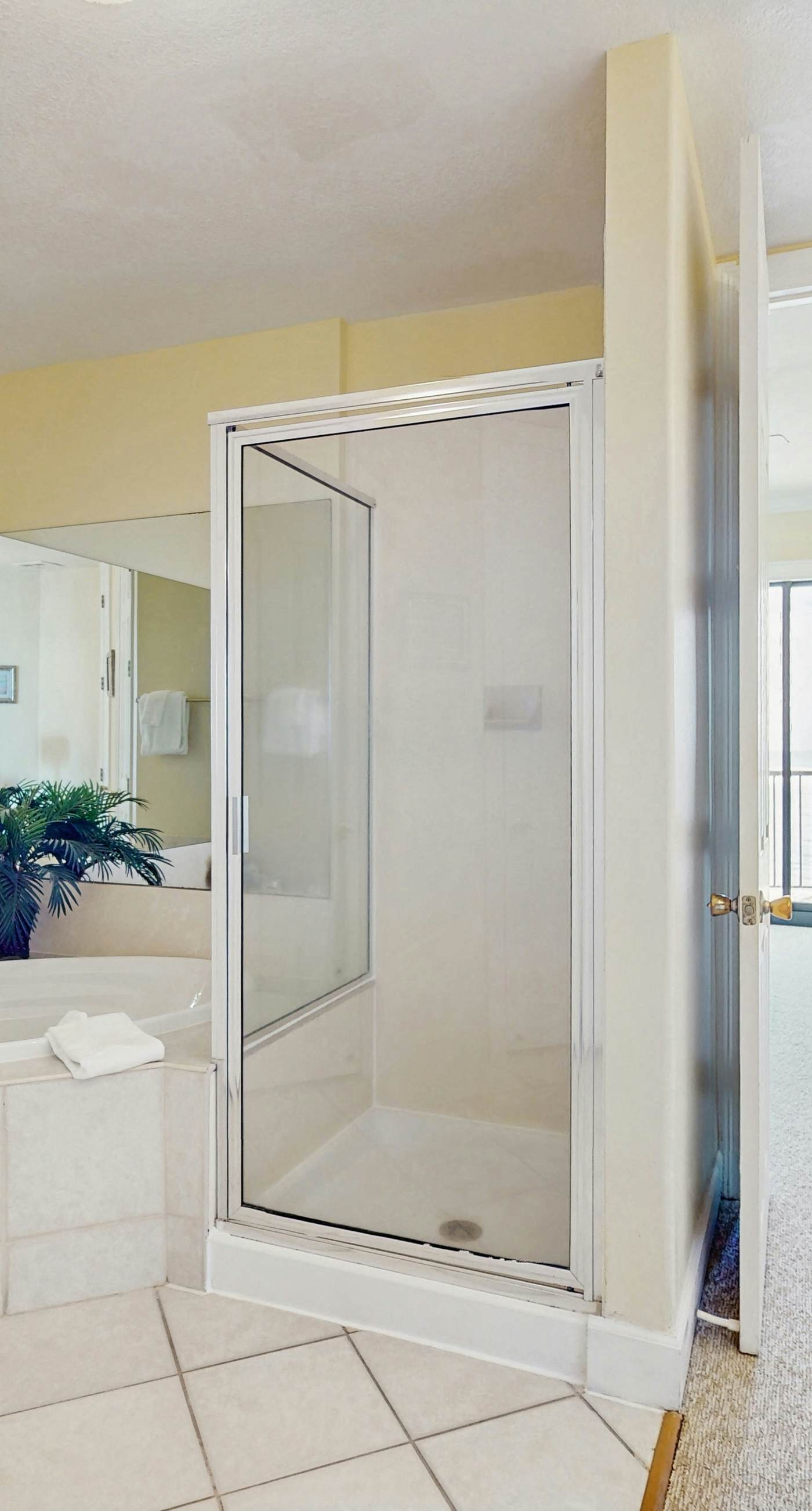 5th-floor beachfront condo with balcony, wet bar, pool, hot tub, sauna & gym