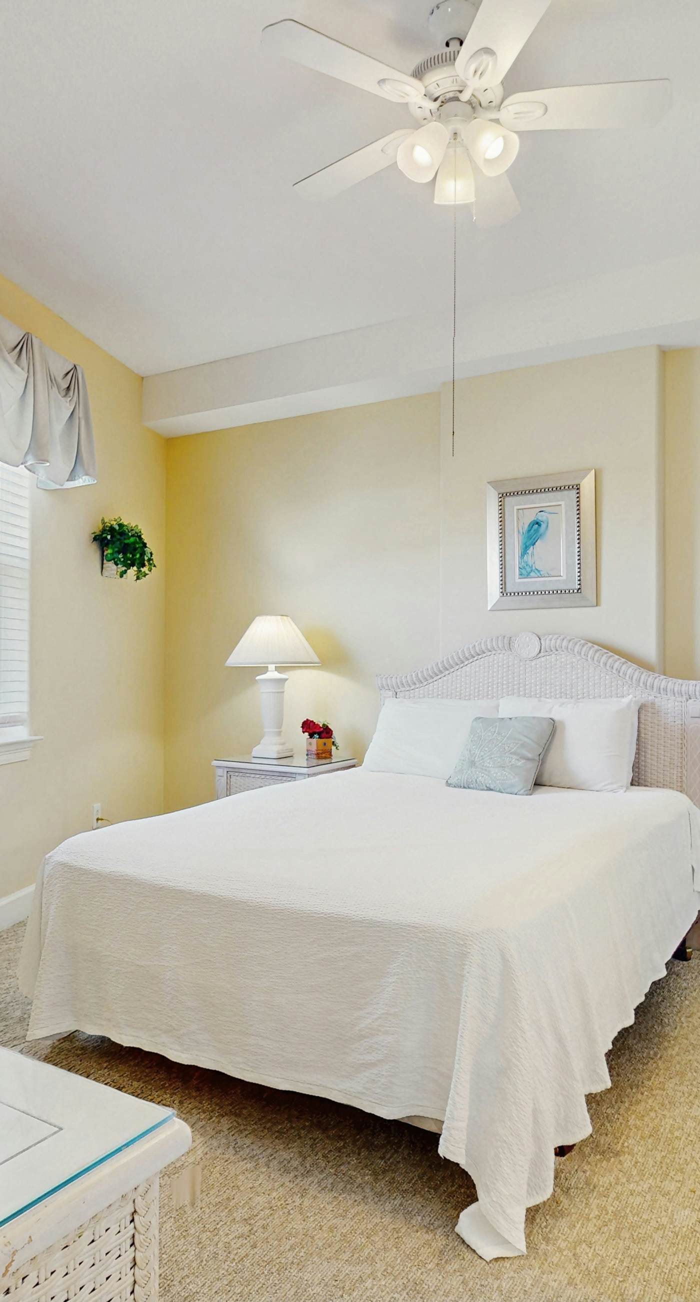 5th-floor beachfront condo with balcony, wet bar, pool, hot tub, sauna & gym